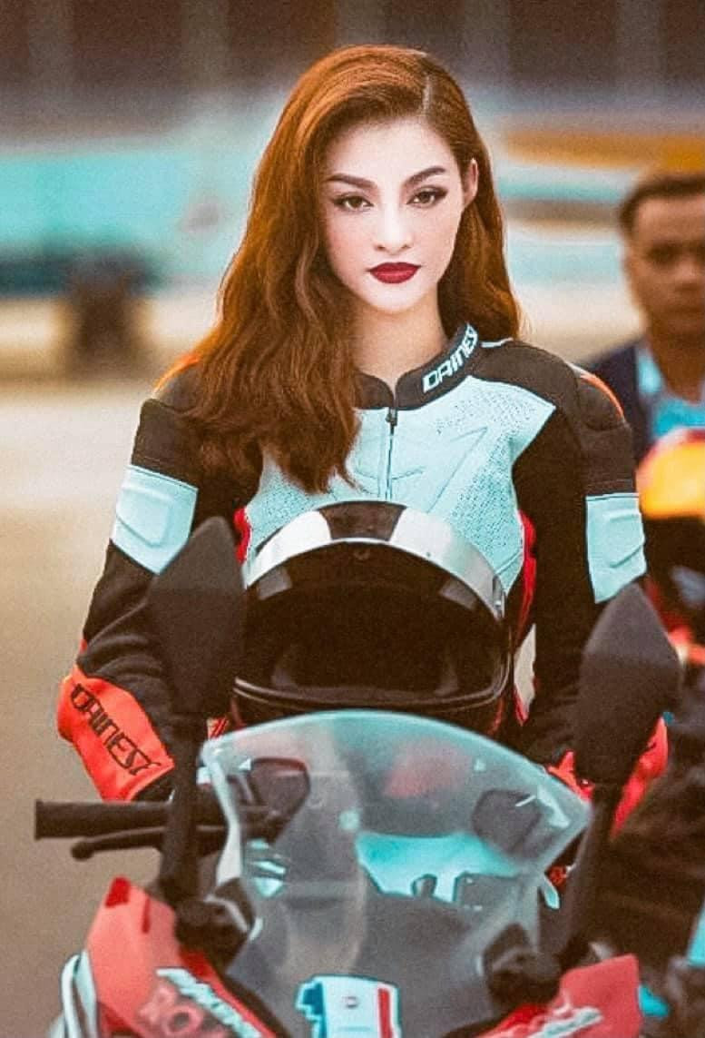 Á hậu Kiều Loan hoá tay đua cực 'ngầu' trong khi quay quảng cáo mới. Á hậu Kiều Loan hoá tay đua cực 'ngầu' trong khi quay quảng cáo mới.