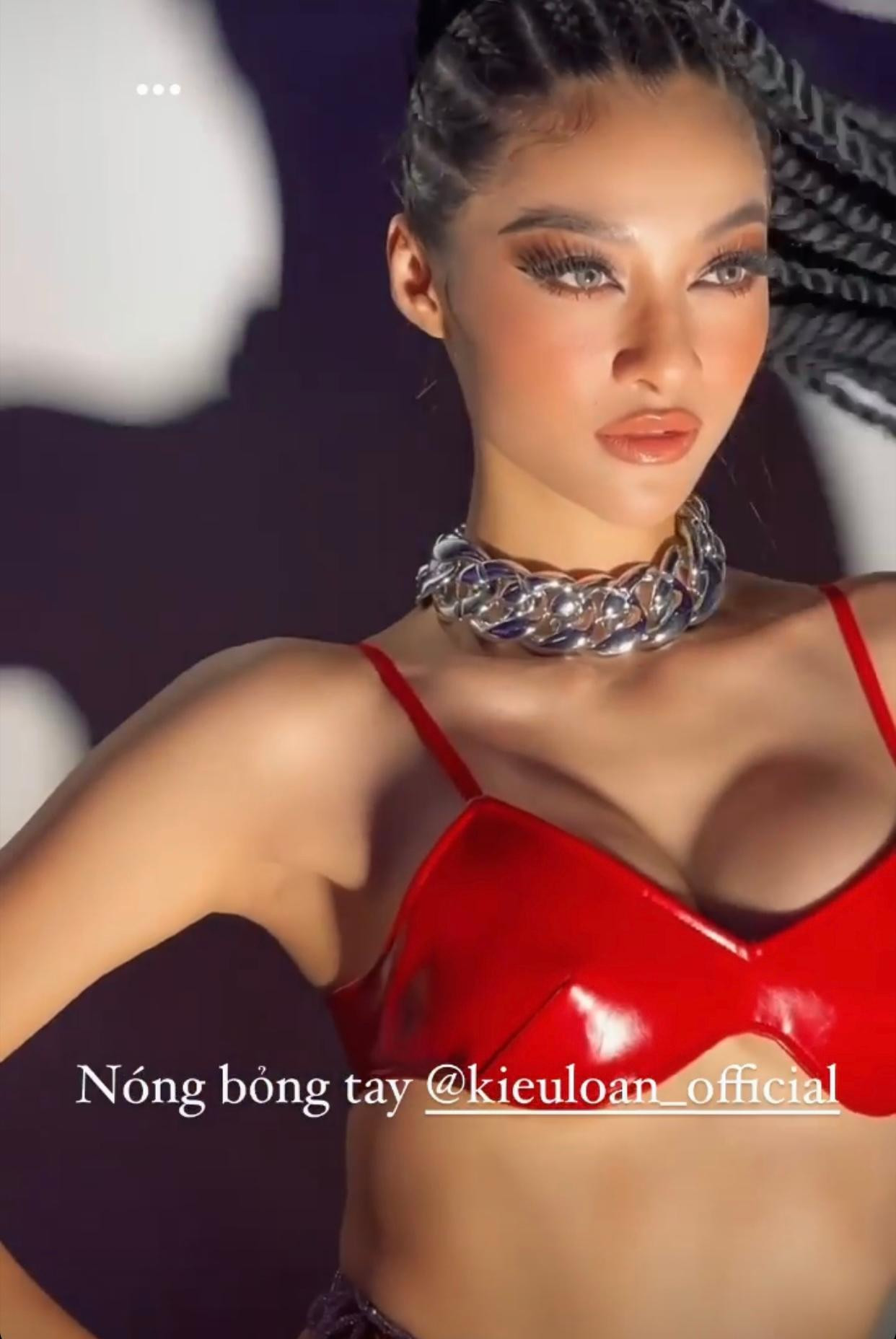 Á hậu Kiều Loan cũng gây ấn tượng trong hậu trường chương trình này khi diện bộ trang phục táo bạo với áo ngực bằng chất liệu da màu đỏ vô cùng nóng bỏng.