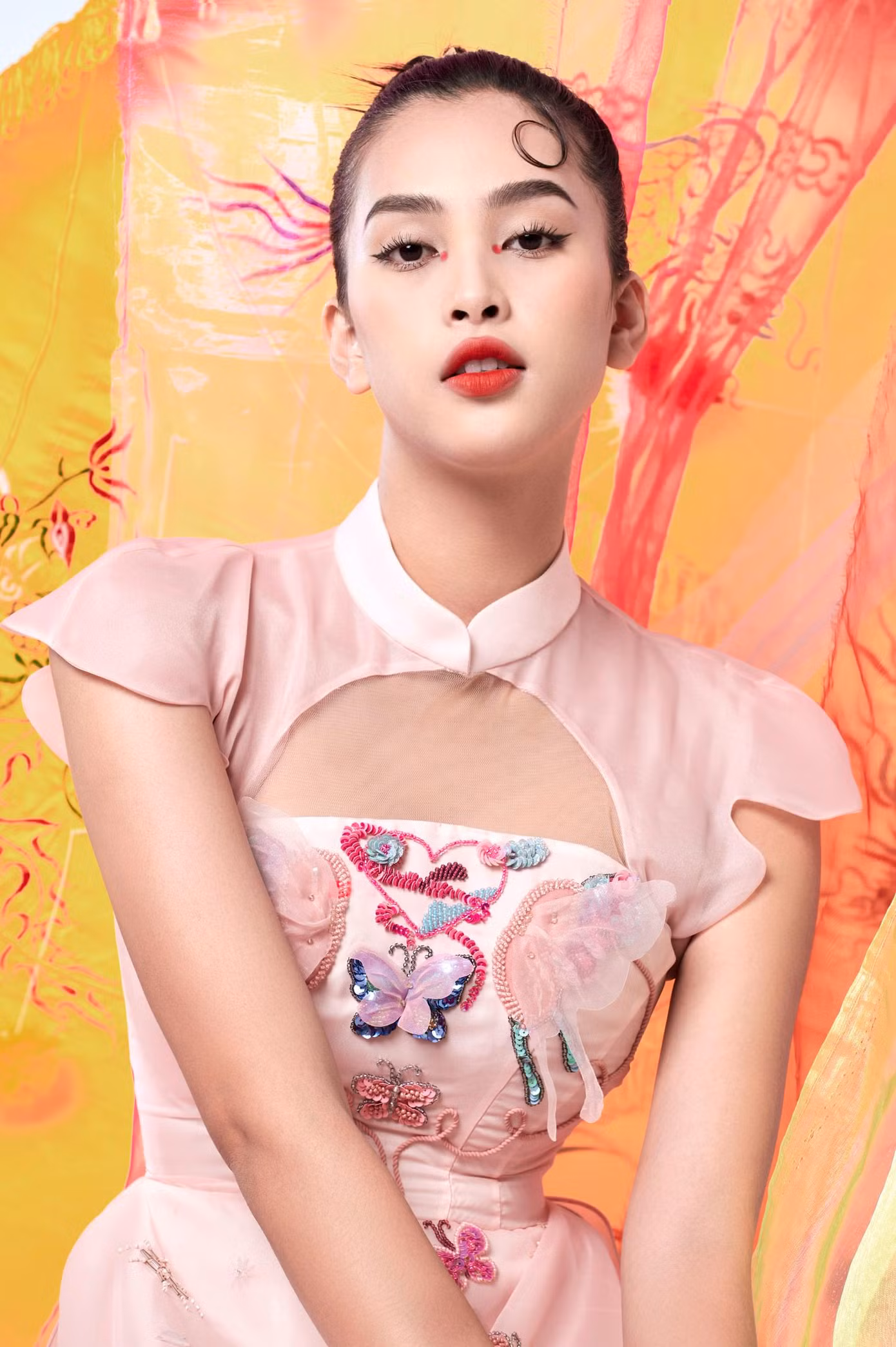 Xuất hiện trong bộ ảnh thời trang mới, Hoa hậu Tiểu Vy gây ấn tượng với tạo hình 'mỹ nhân cổ trang' cực kỳ bí ẩn và lộng lẫy.