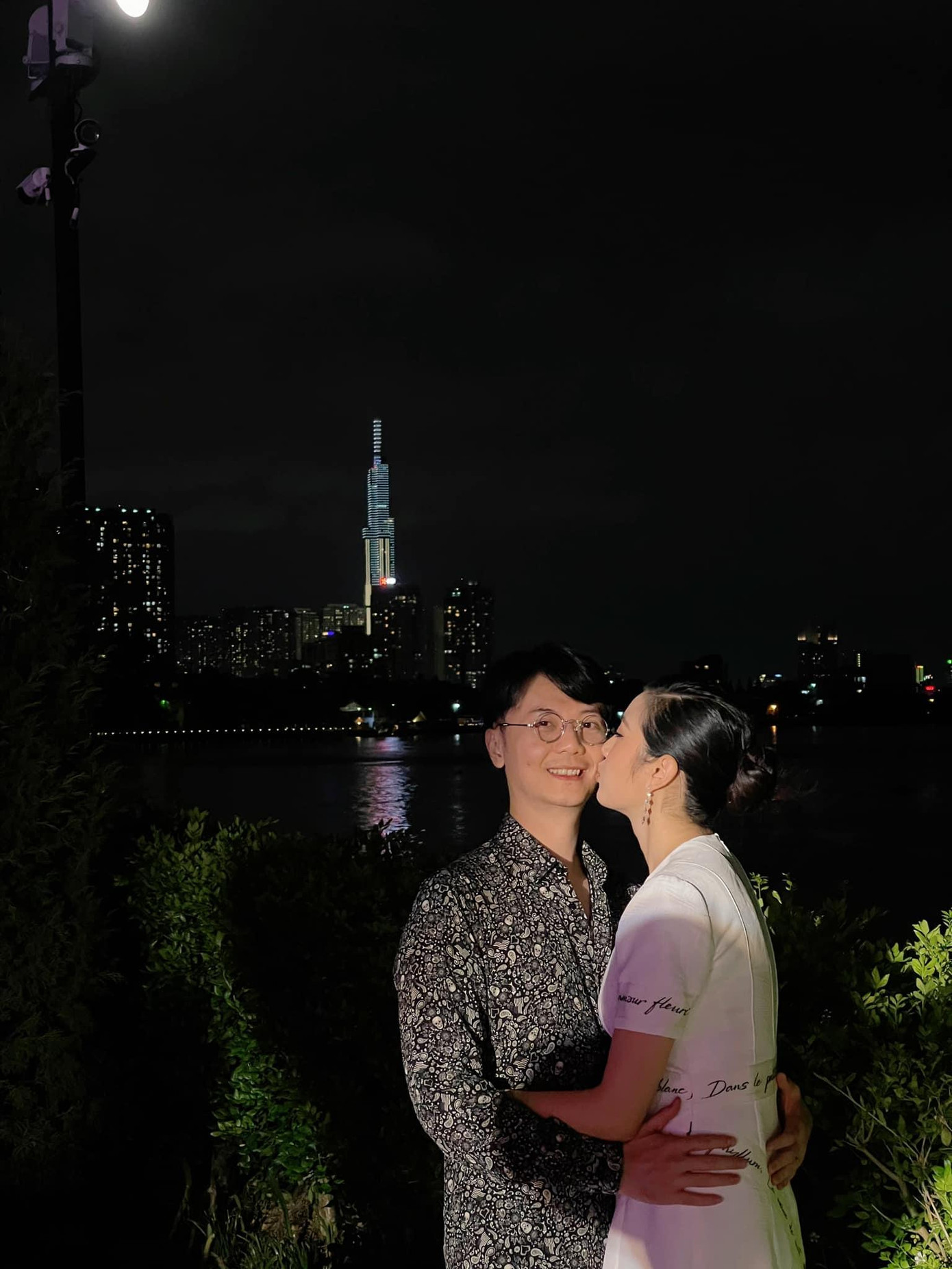 Á hậu Thuý Vân khoe ảnh tình tứ bên ông xã khiến fans xuýt xoa.