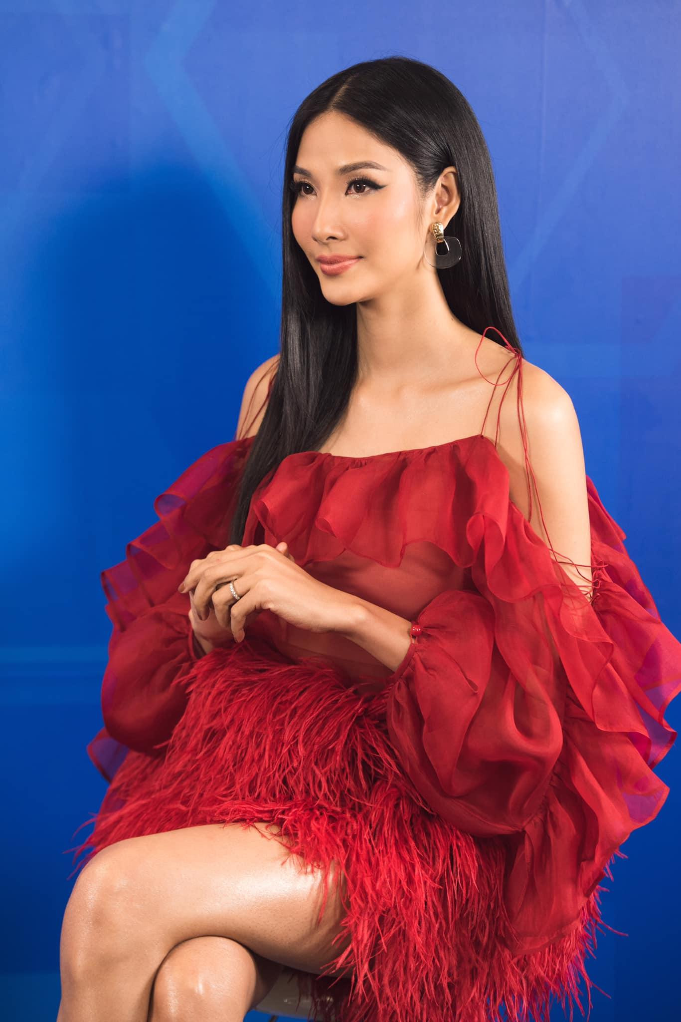 Hoàng Thuỳ khoe vai trần và đôi chân nuột nà trong bộ váy tông màu đỏ rực đính lông vũ cầu kỳ.