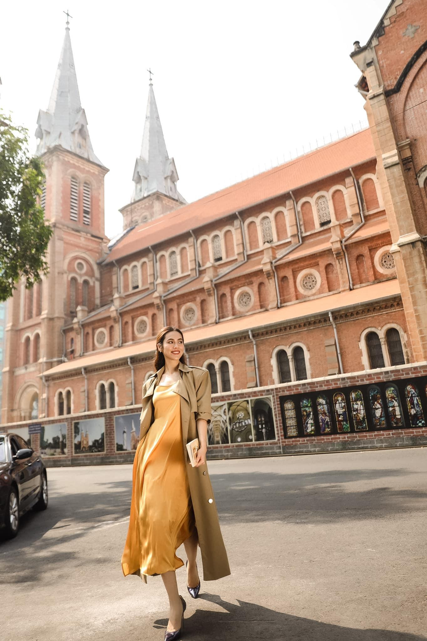 Á hậu Hoàng My diện váy vàng rực trên phố.