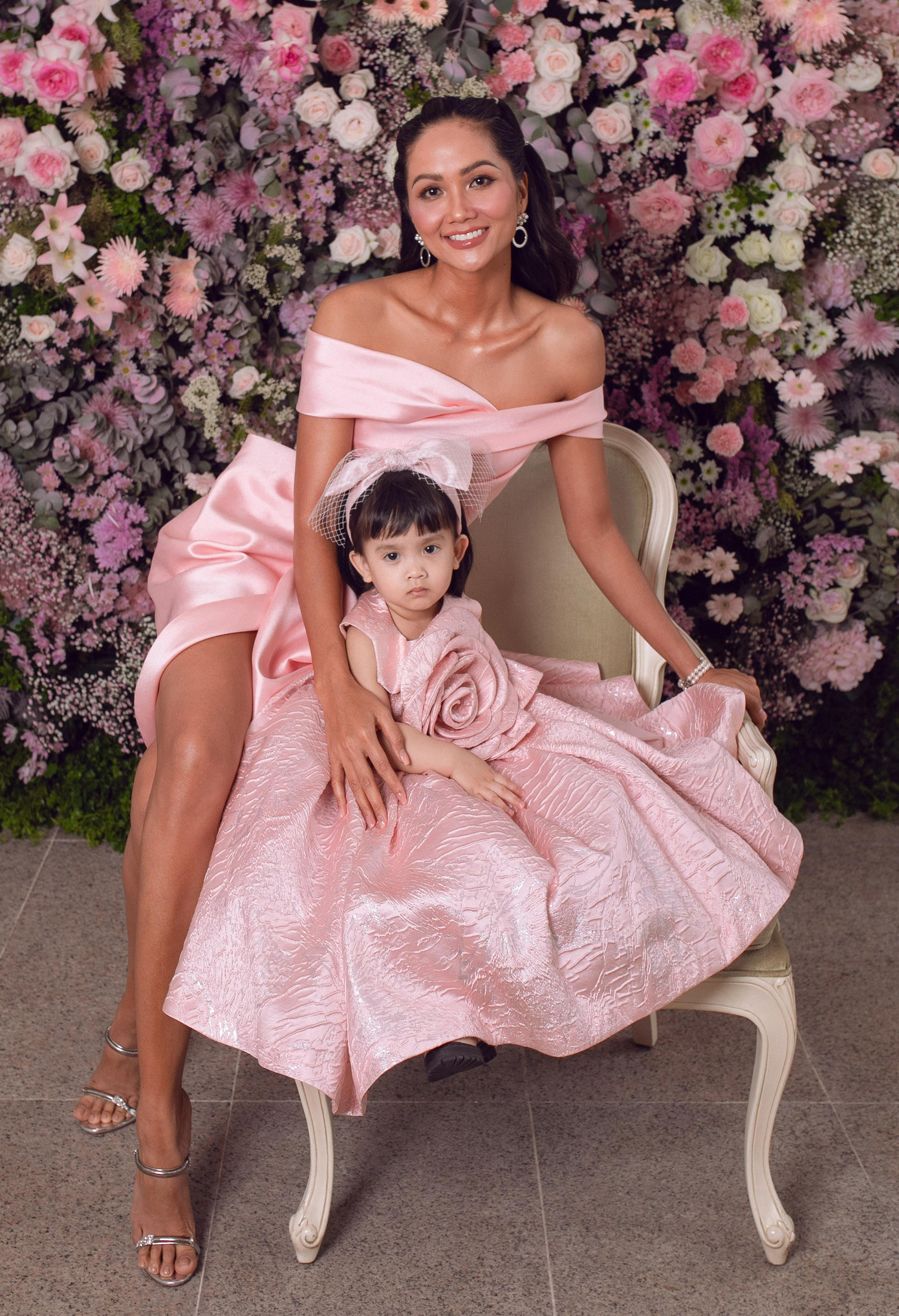 Hoa hậu H’Hen Niê đằm thắm, nữ tính trong chiếc đầm ngắn quá gối. Cô bay từ Huế về TPHCM để dự tiệc.