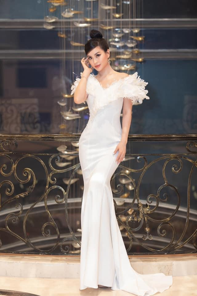 Cả hai nàng hậu đều toát lên thần thái vô cùng kiêu sa, thanh lịch khi khoác lên mình thiết kế đính lông vũ trắng muốt tuyệt đẹp này.