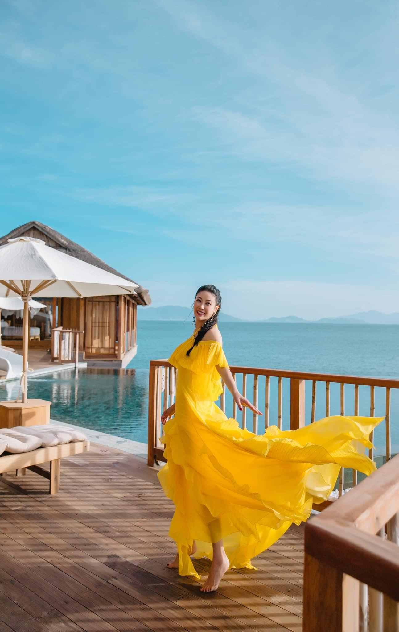 Bộ váy vàng rực với phần tà váy tung bay giúp Hà Kiều Anh vô cùng xinh đẹp, duyên dáng tựa như một 'nữ thần' trong truyện cổ tích.