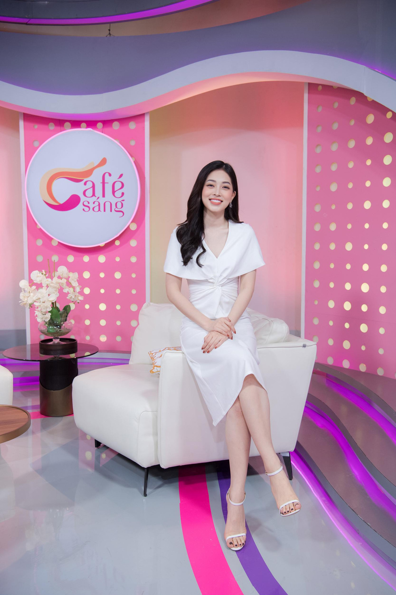 Phương Nga tiết lộ bạn trai không ghen khi cô sánh vai MC Đức Bảo trên “Café sáng”.