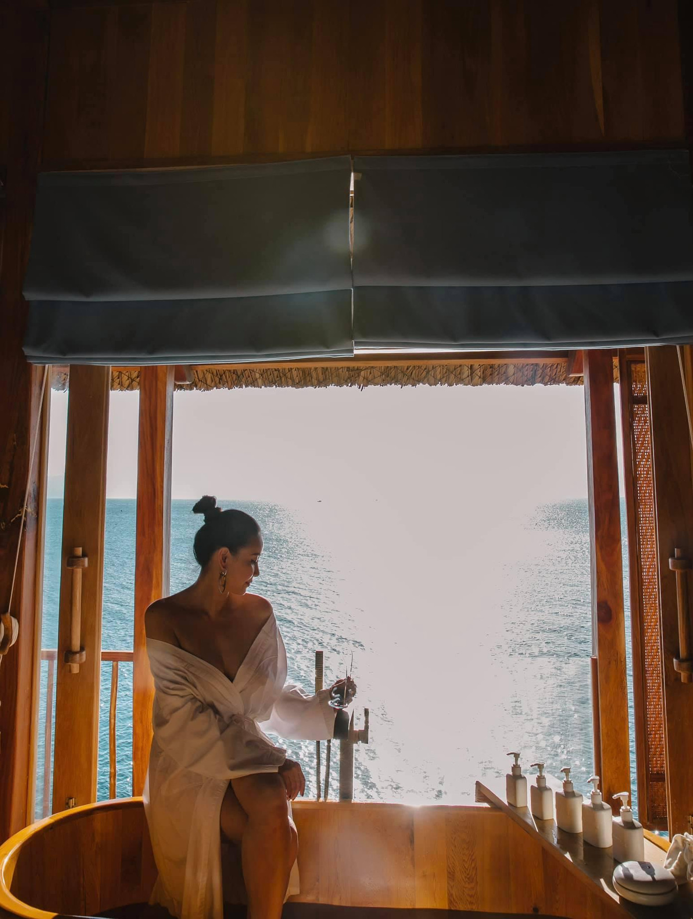 Hoa hậu Hà Kiều Anh khoe vóc dáng quyến rũ trước biển.