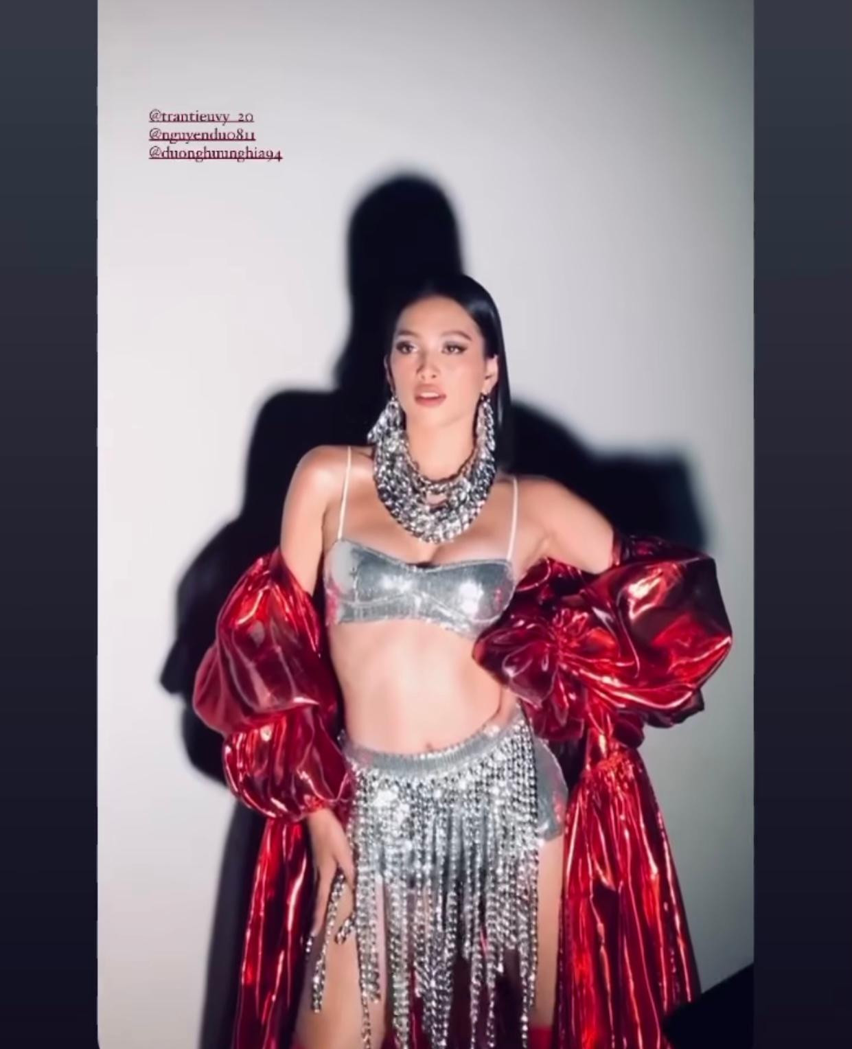 Xuất hiện trong một chương trình đại nhạc hội rapper, Hoa hậu Tiểu Vy diện trang phục cực kỳ cá tính. Cô khoe body nóng bỏng khi diện áo ngực ánh kim kết hợp cùng váy tua rua. Hoa hậu Việt Nam 2018 ngày càng táo bạo và quyến rũ.