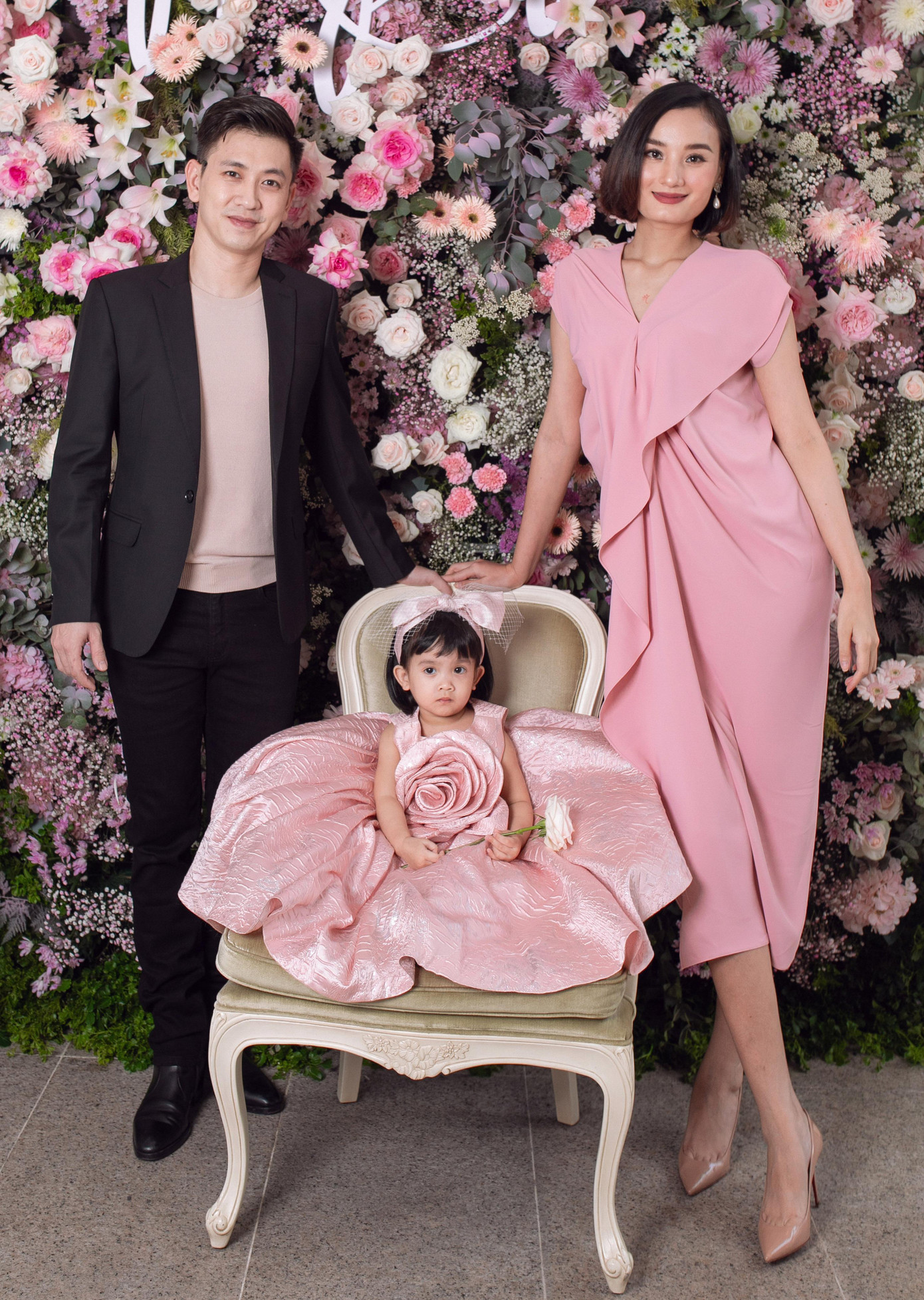 Lê Thuý dự tiệc cùng ông xã Đỗ An. Nữ người mẫu trông đằm thắm với chiếc đầm hồng phom bất đối xứng.