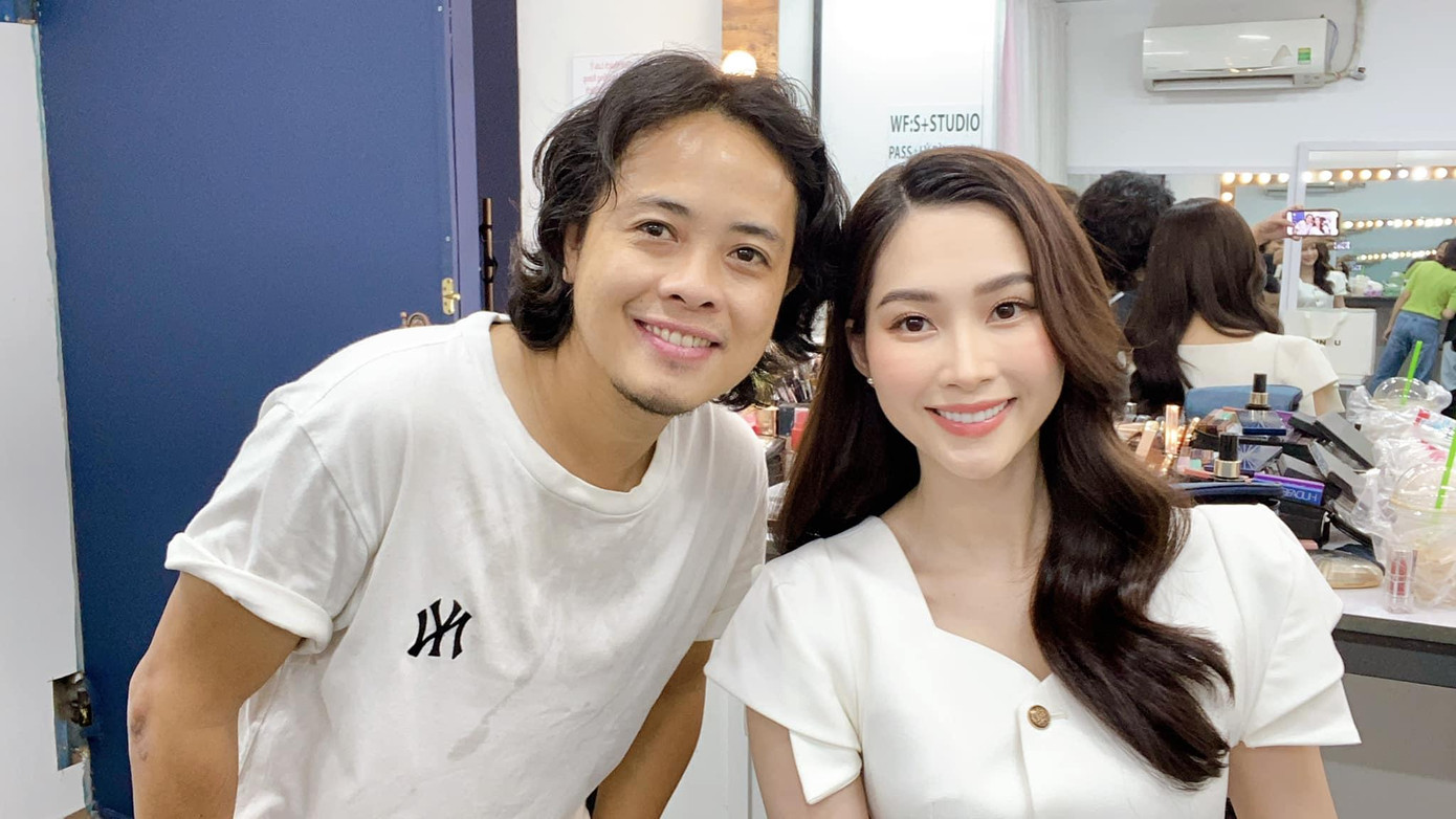 Những hình ảnh hậu trường được nhiếp ảnh gia Lê Thiện Viễn chia sẻ trên trang cá nhân.