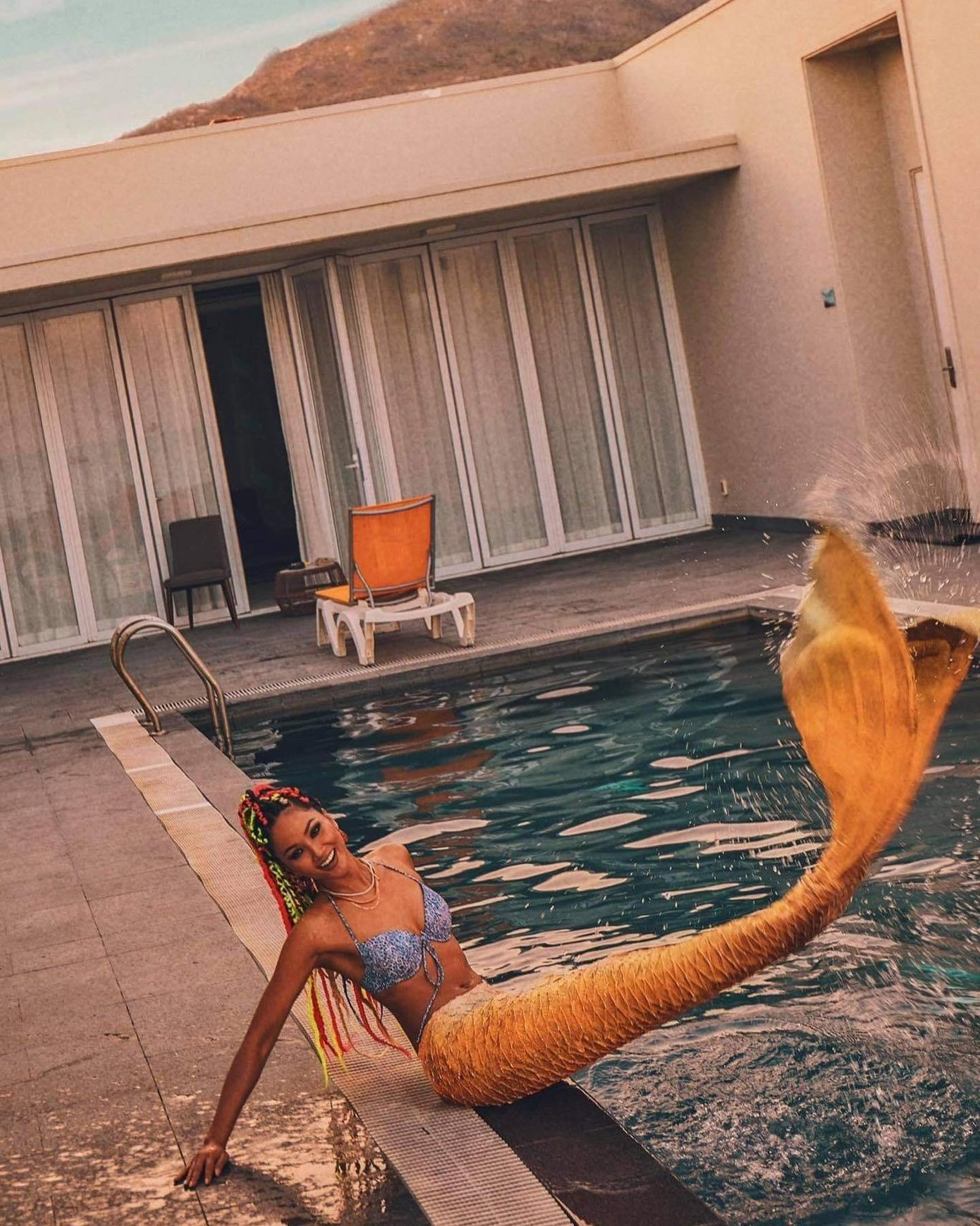 H'Hen Niê mặc bikini hóa nàng tiên cá khuấy động những ngày hè nóng bỏng.