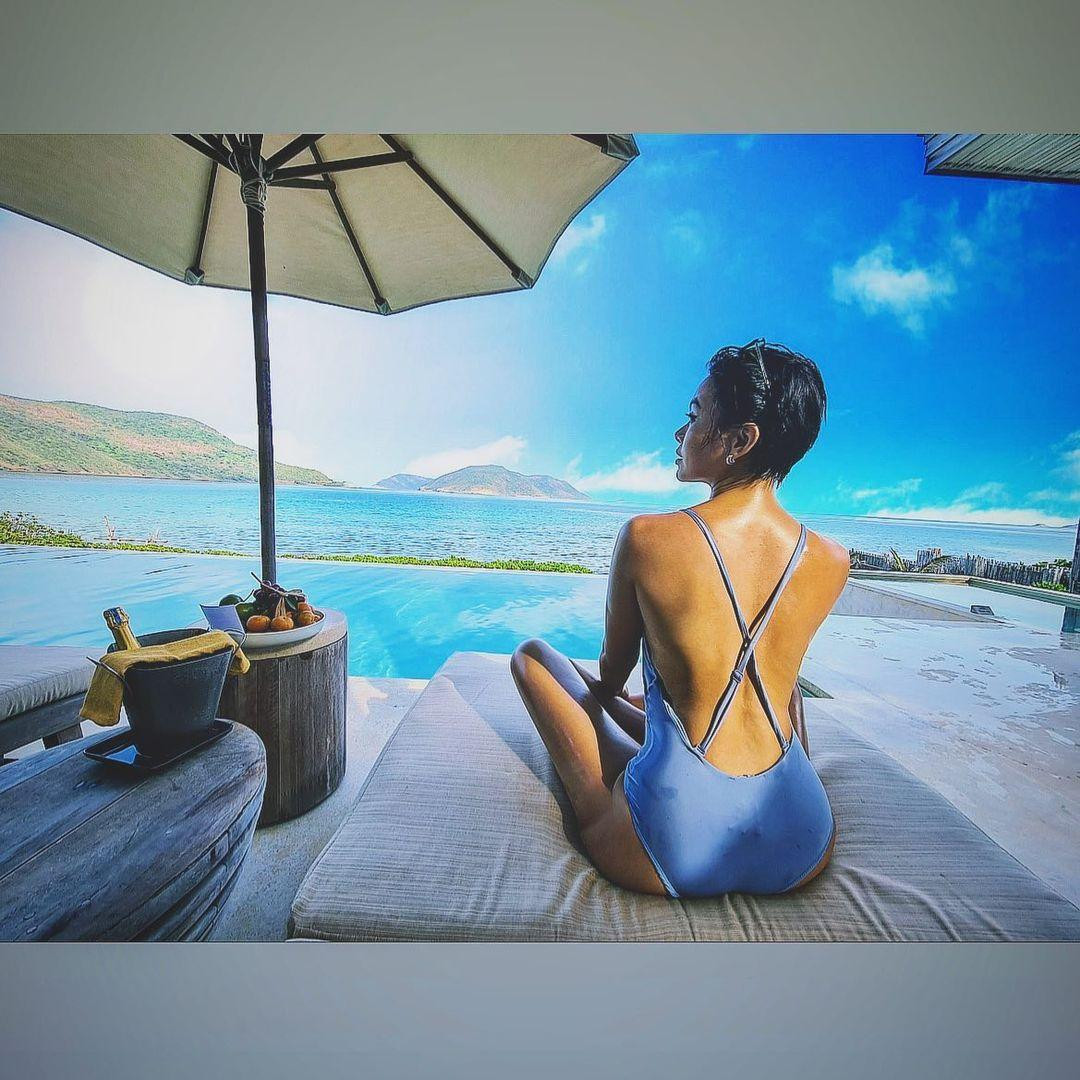 Á hậu Mâu Thủy cũng chọn áo tắm một mảnh với những khoảng hở táo bạo nơi lưng trần để chào hè.