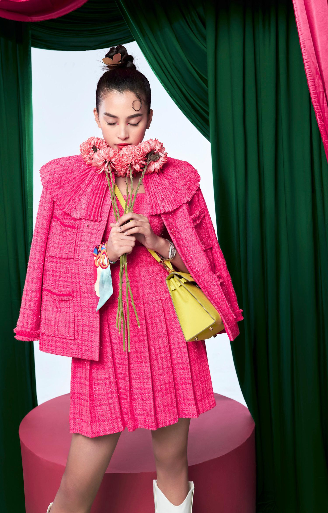 Chính vì vậy, mặc dù đã trao lại vương miện cho người kế nhiệm là đàn em Đỗ Thị Hà nhưng nhan sắc xinh đẹp của Tiểu Vy vẫn nhận được sự yêu mến, quan tâm của công chúng.