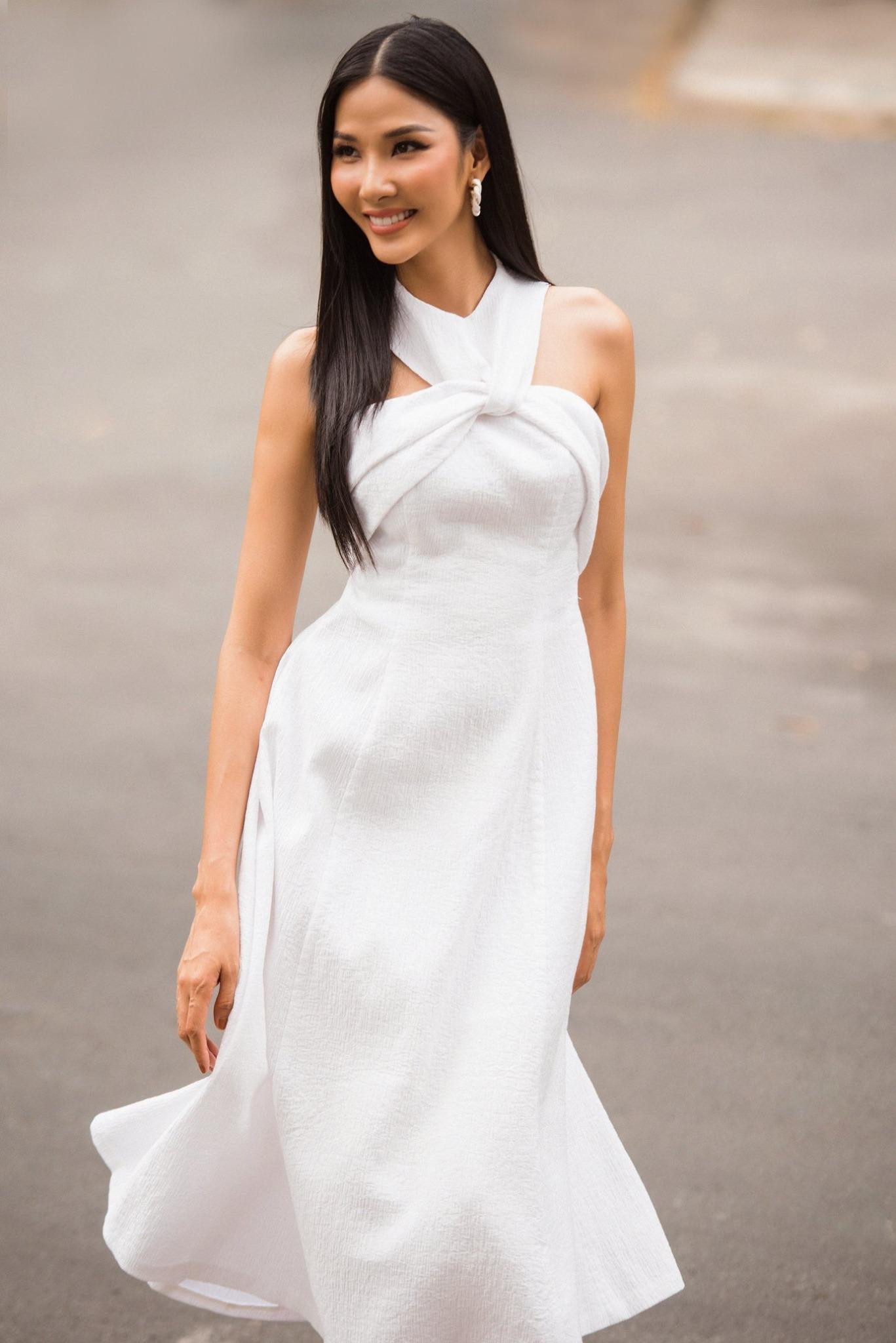 Á hậu Hoàng Thuỳ diện váy trắng thanh lịch, tinh khôi khi xuống phố.