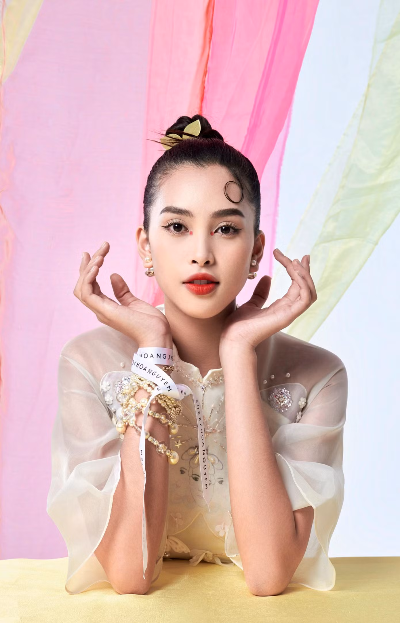 Kết hợp với phong cách trang điểm và làm tóc cực kỳ ấn tượng, Tiểu Vy đẹp hút hồn khán giả trong bộ ảnh lần này.