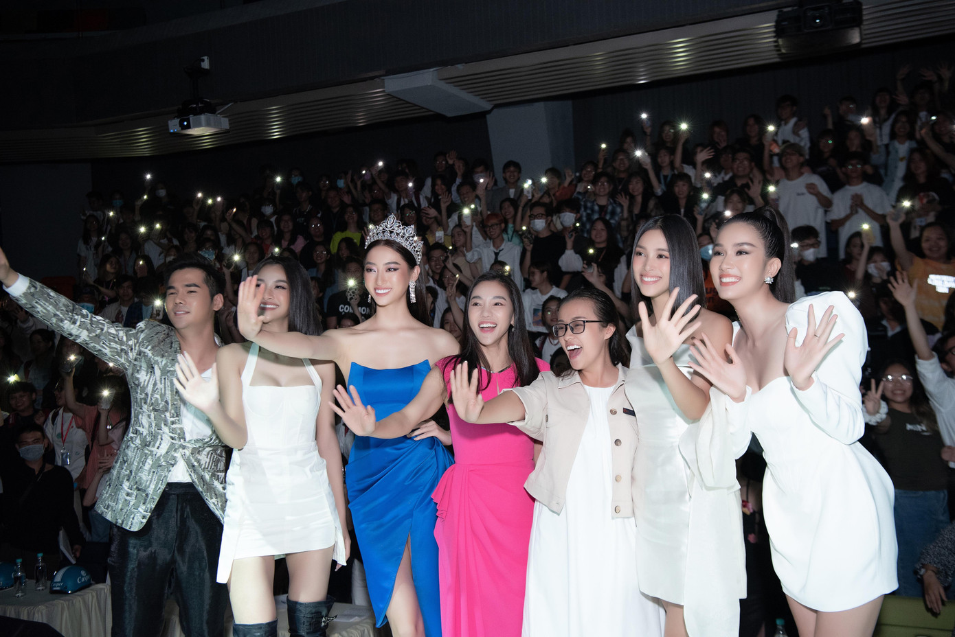 Buổi giao lưu đã diễn ra rất sôi nổi và thành công.