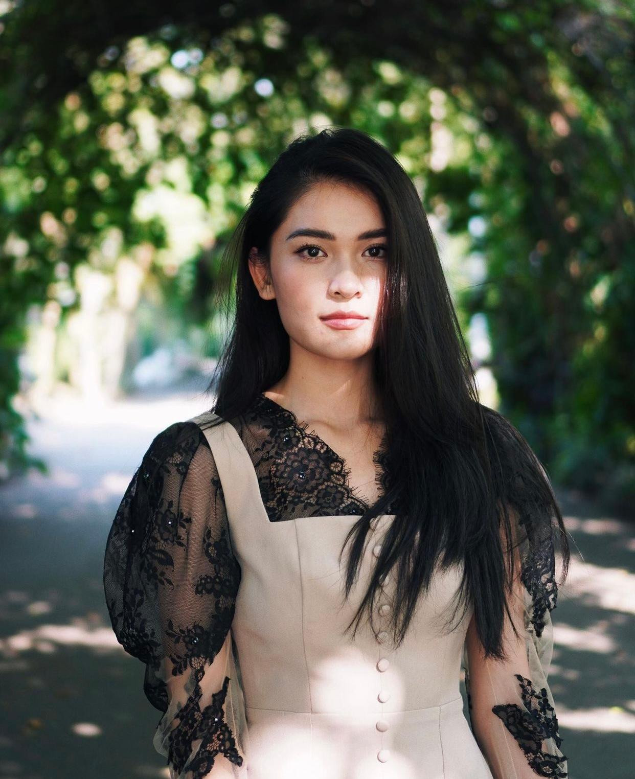 Á hậu Việt Nam 2016 khoe nhan sắc xinh đẹp trong bộ váy đính kết bằng chất liệu ren cầu kỳ, đẹp mắt.