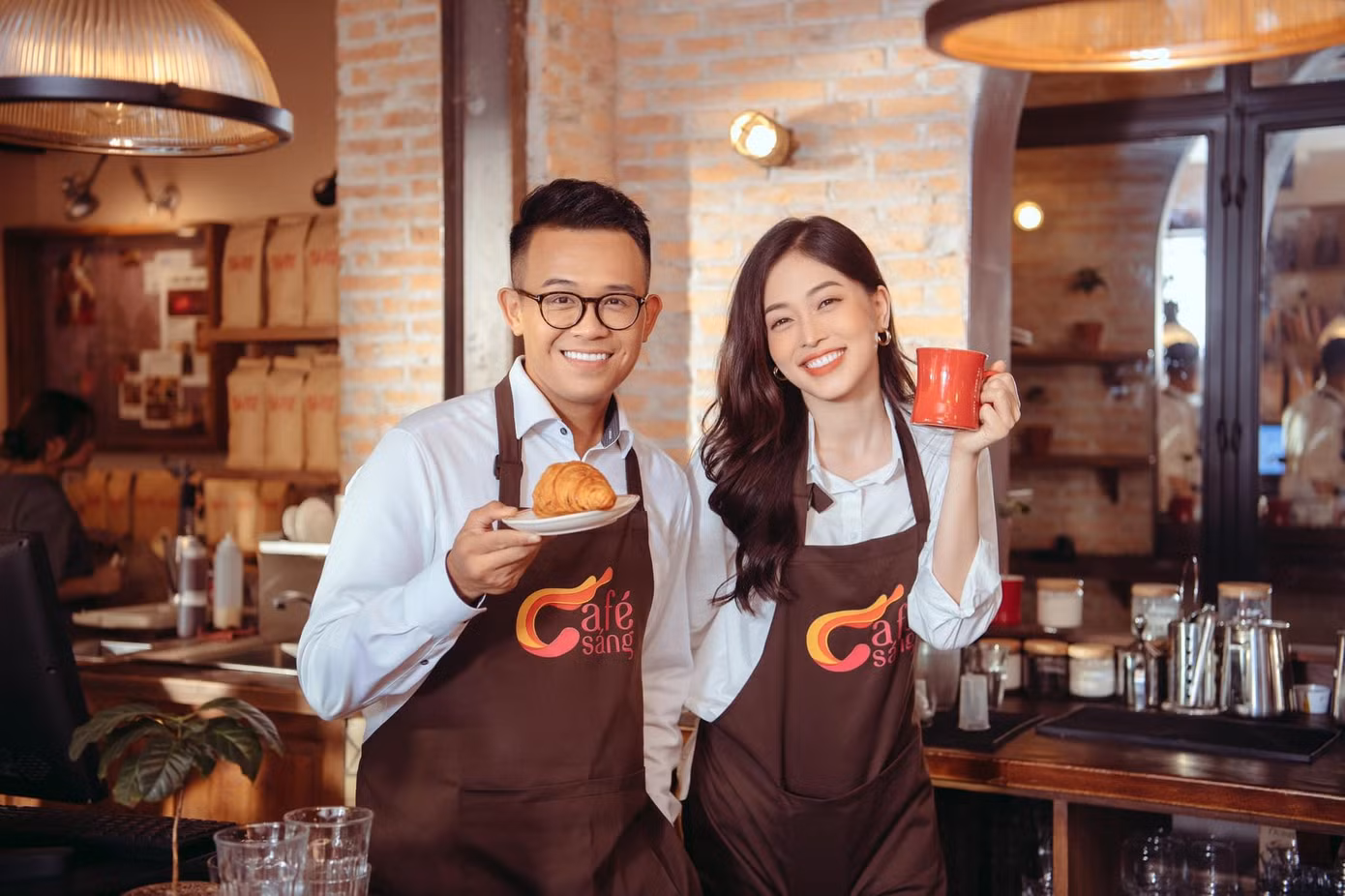 Á hậu Phương Nga sánh đôi MC Đức Bảo trong chương trình "Cafe sáng" phát sóng sáng 15/4.