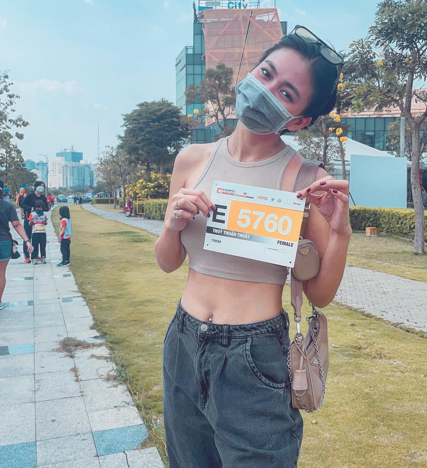 Á hậu Mâu Thuỷ khoe vòng eo săn chắc, nóng bỏng khi tham gia đường đua chạy marathon.