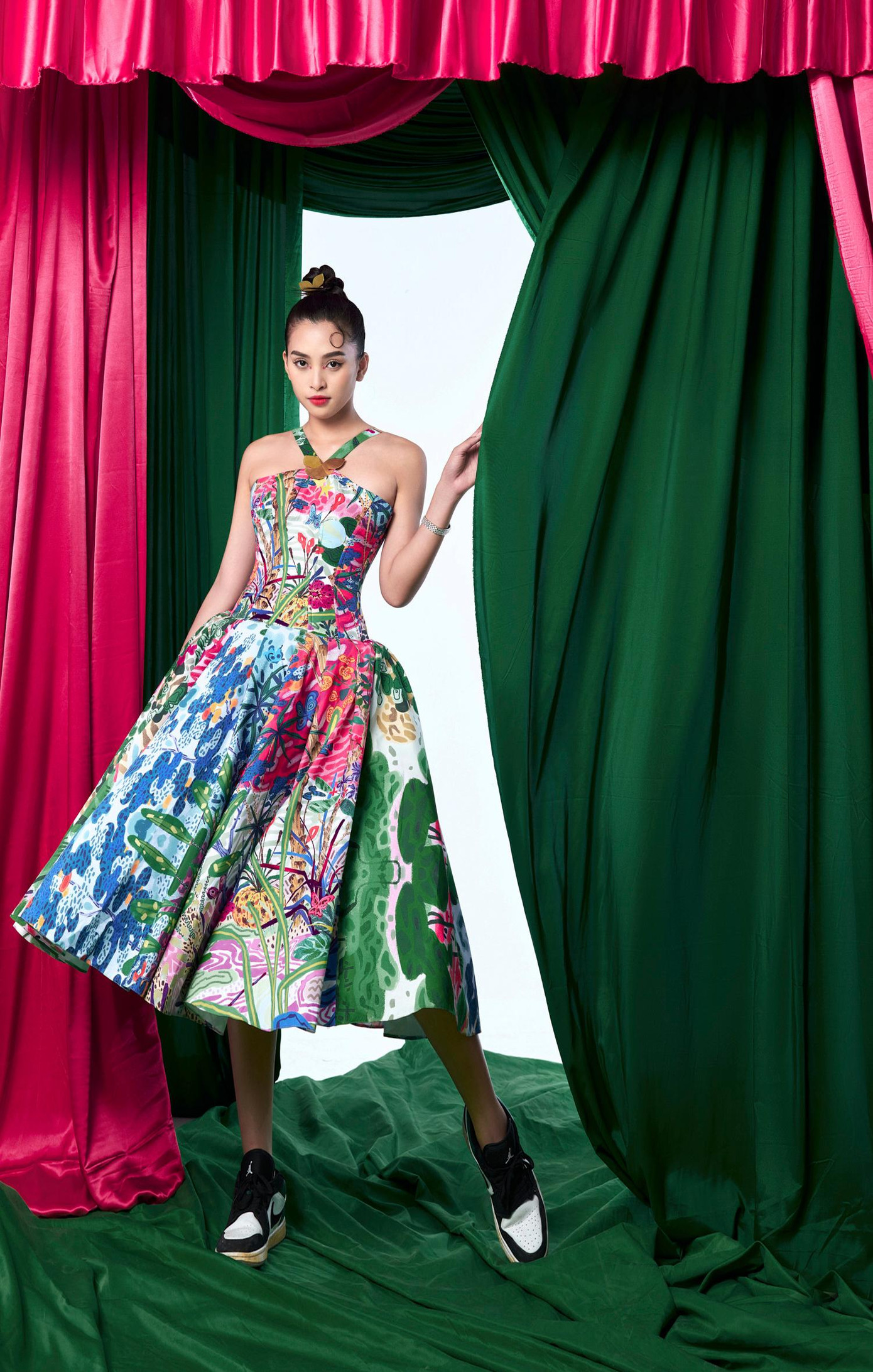 Vẻ đẹp ngọt ngào, rực rỡ ở tuổi 21 của Tiểu Vy đang nhận được nhiều cảm tình của công chúng.