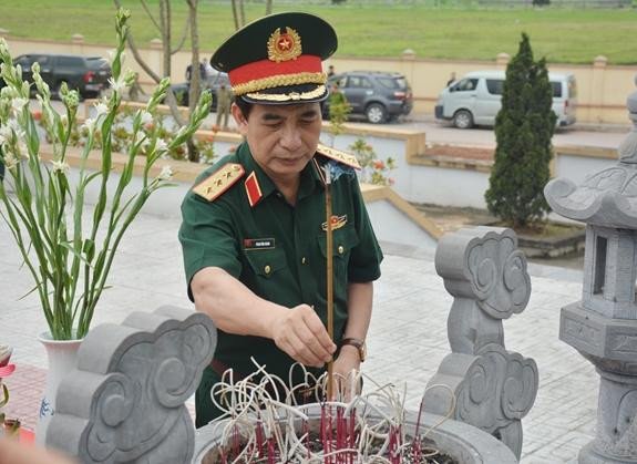 Trước khi vào hội nghị, Thượng tướng Phan Văn Giang và các đại biểu đã đến dâng hương tại Đài tưởng niệm Liệt sĩ phường Tân Thịnh.