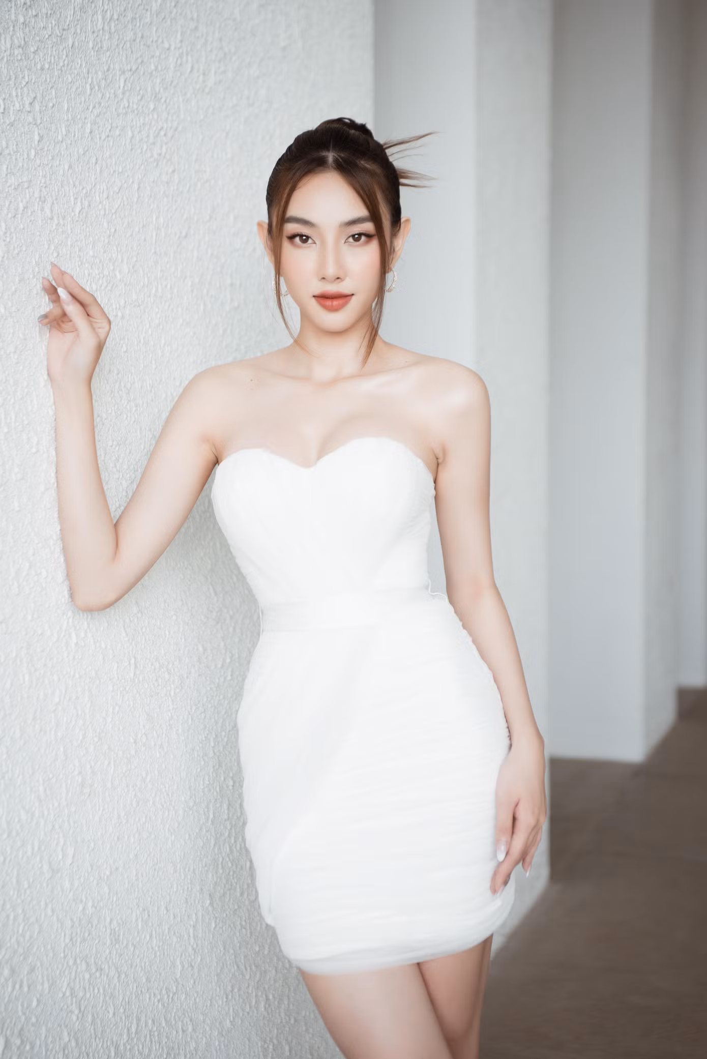 Người đẹp Thuỳ Tiên diện váy cúp ngực bó sát vô cùng gợi cảm.