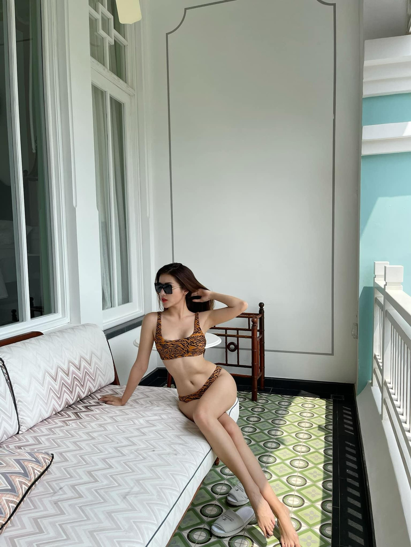Á hậu Huyền My khoe dáng trong bộ bikini họa tiết sẫm màu trong chuyến đi biển đầu hè.