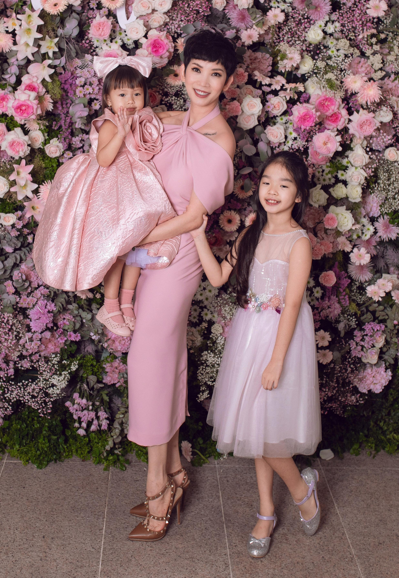 Siêu mẫu Xuân Lan đưa con gái - bé Thỏ đến chúc mừng sinh nhật MyMy.Chị diện đầm trễ vai, phần cổ cách điệu từ yếm trông lạ mắt.