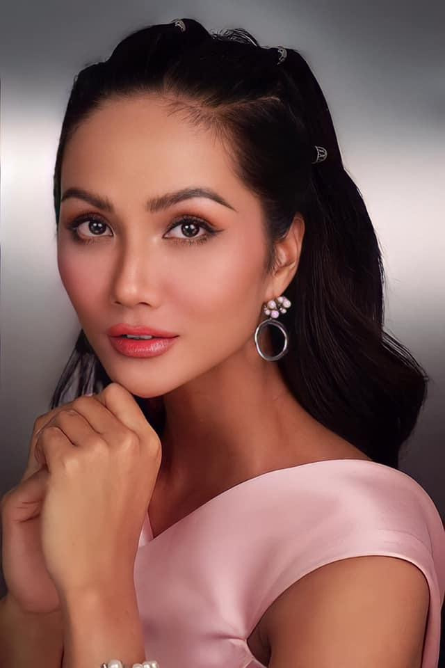 Hoa hậu H'Hen Niê dịu dàng và nữ tính với phong cách trang điểm mới. Hoa hậu H'Hen Niê dịu dàng và nữ tính với phong cách trang điểm mới.