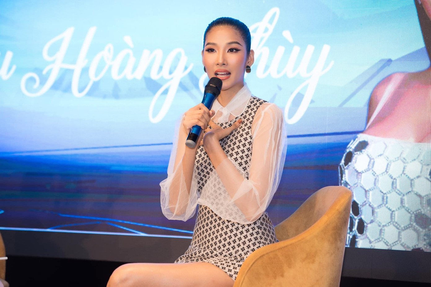 Á hậu Hoàng Thuỳ làm khách mời trong một chương trình với chủ đề khởi nghiệp dành cho các bạn sinh viên.