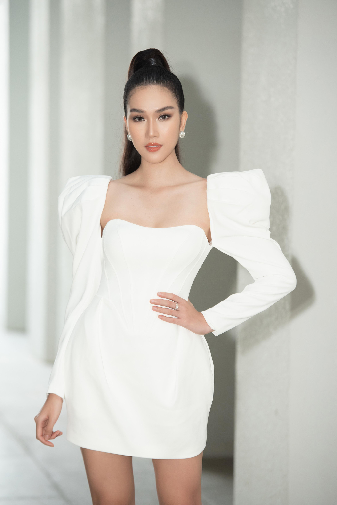 Cô diện váy cúp ngực màu trắng cực kỳ xinh đẹp, thần thái.