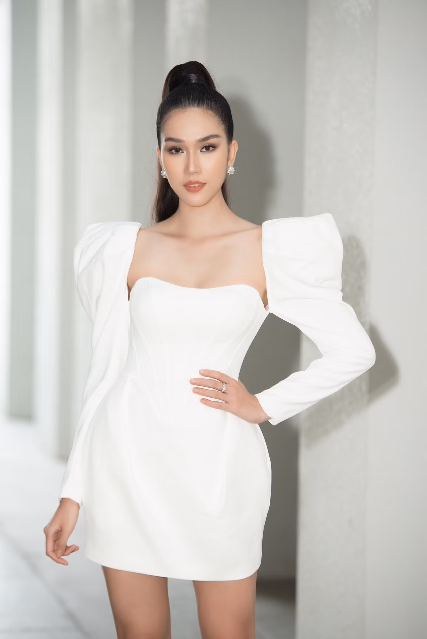 Cô diện váy cúp ngực màu trắng cực kỳ xinh đẹp, thần thái.