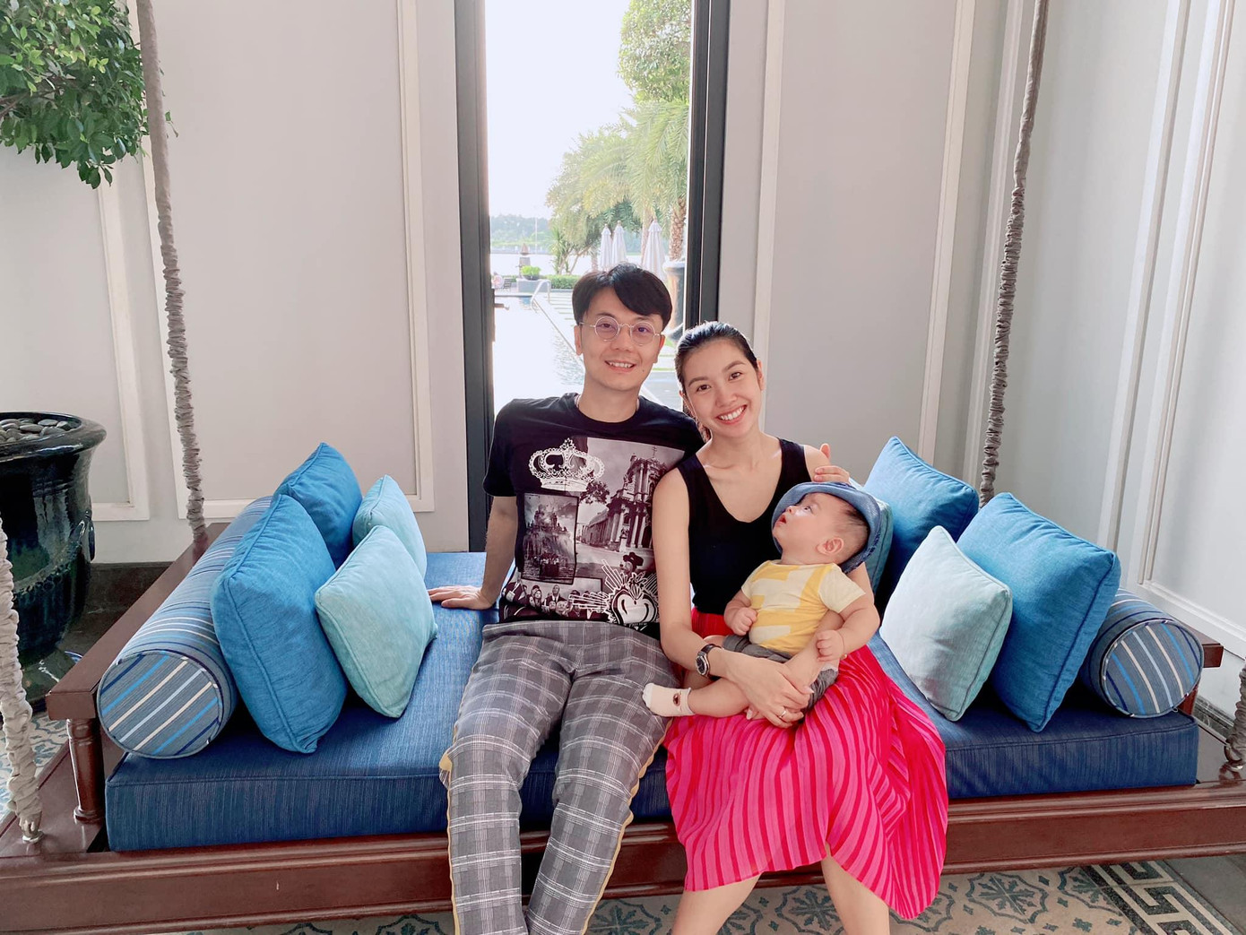 Á hậu Thuý Vân cùng ông xã và quý tử quây quần bên nhau ngày cuối tuần.