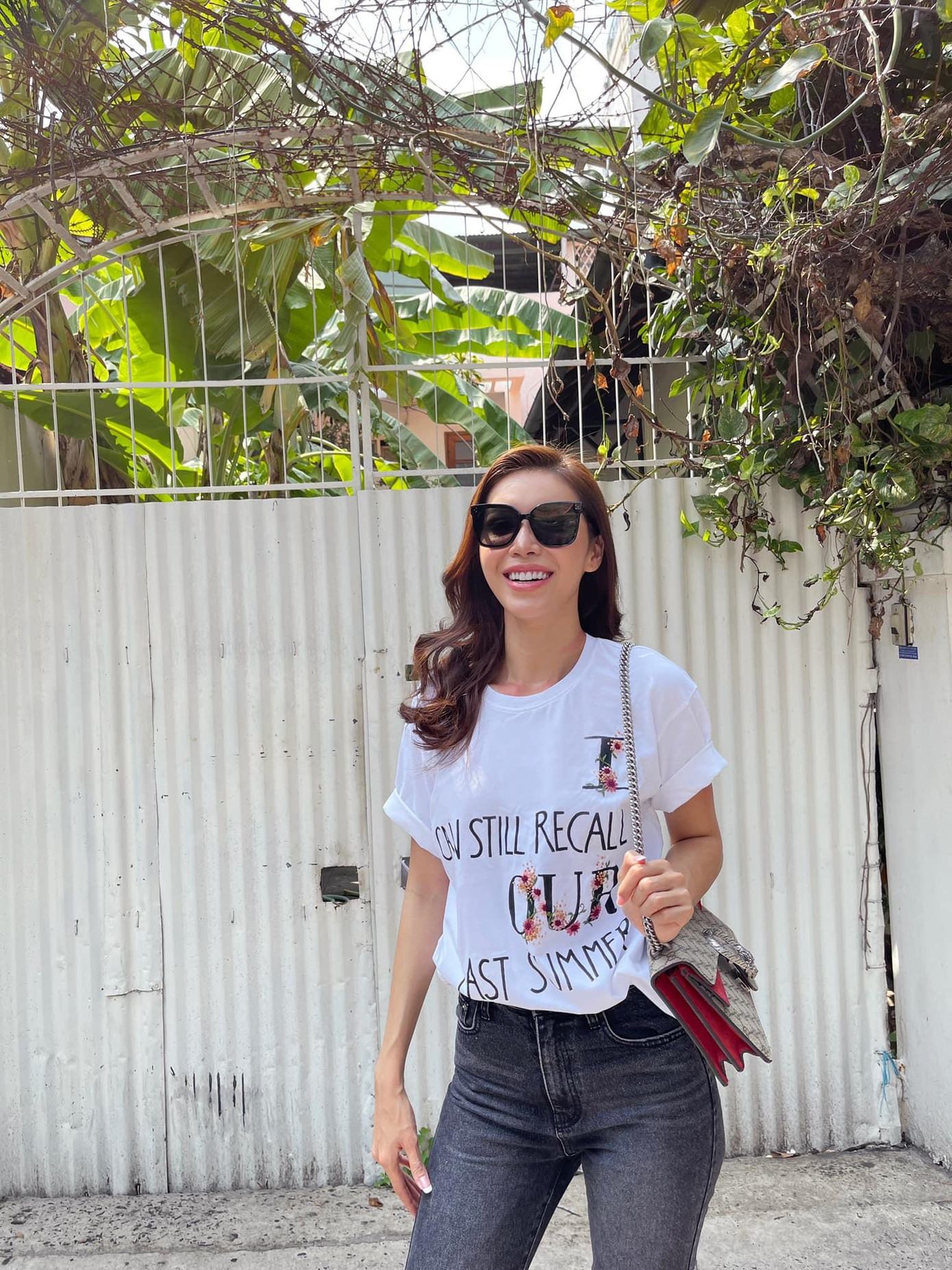 Siêu mẫu Minh Tú giản dị với áo trắng, quần jeans nhưng vẫn cực kỳ xinh đẹp và rạng rỡ.