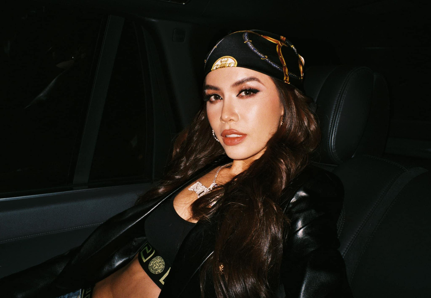 Siêu mẫu Minh Tú cực ngầu với phong cách đậm chất Hip-hop.