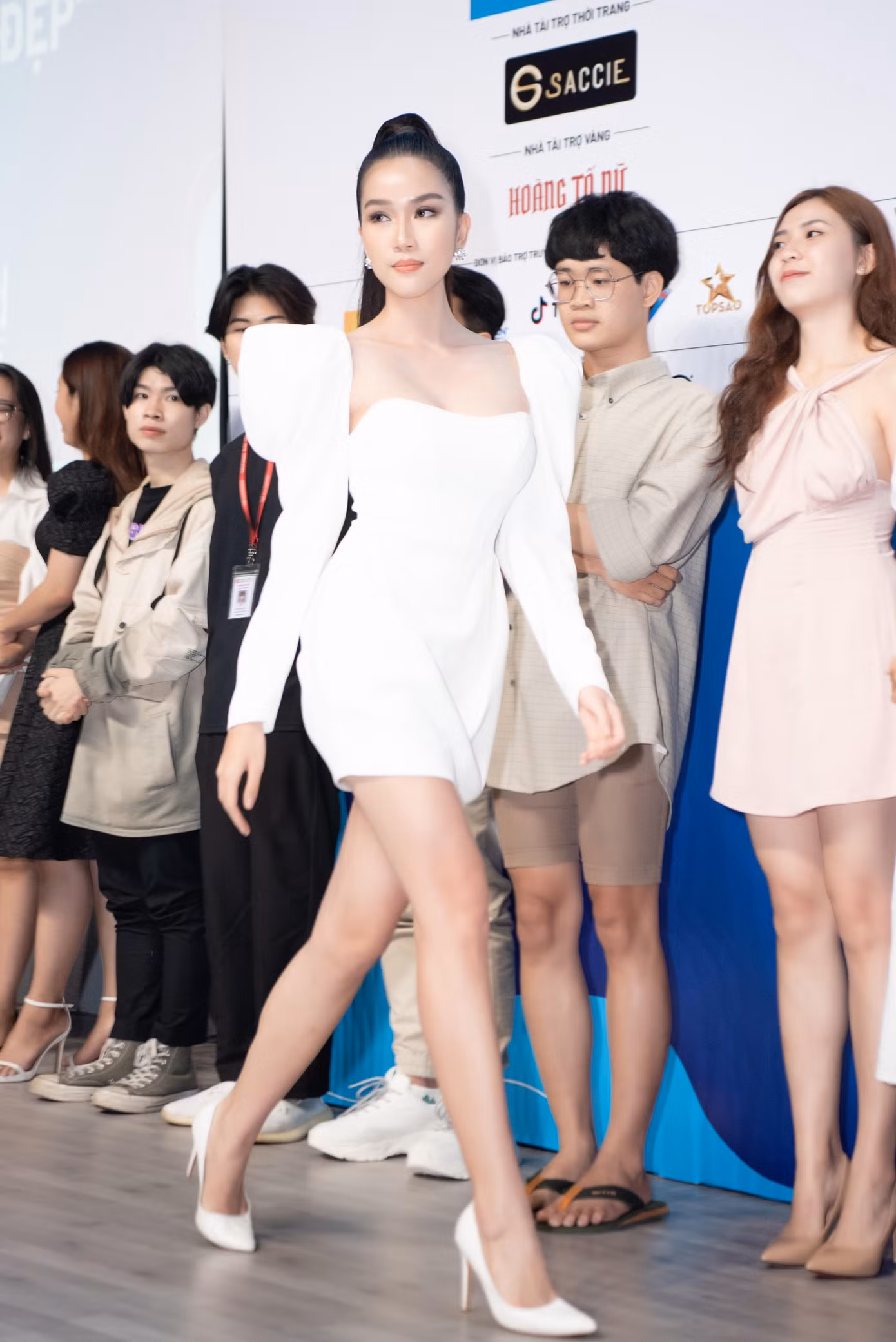 Á hậu Phương Anh cũng chuyên nghiệp không kém khi trổ tài thị phạm catwalk cho các bạn sinh viên.