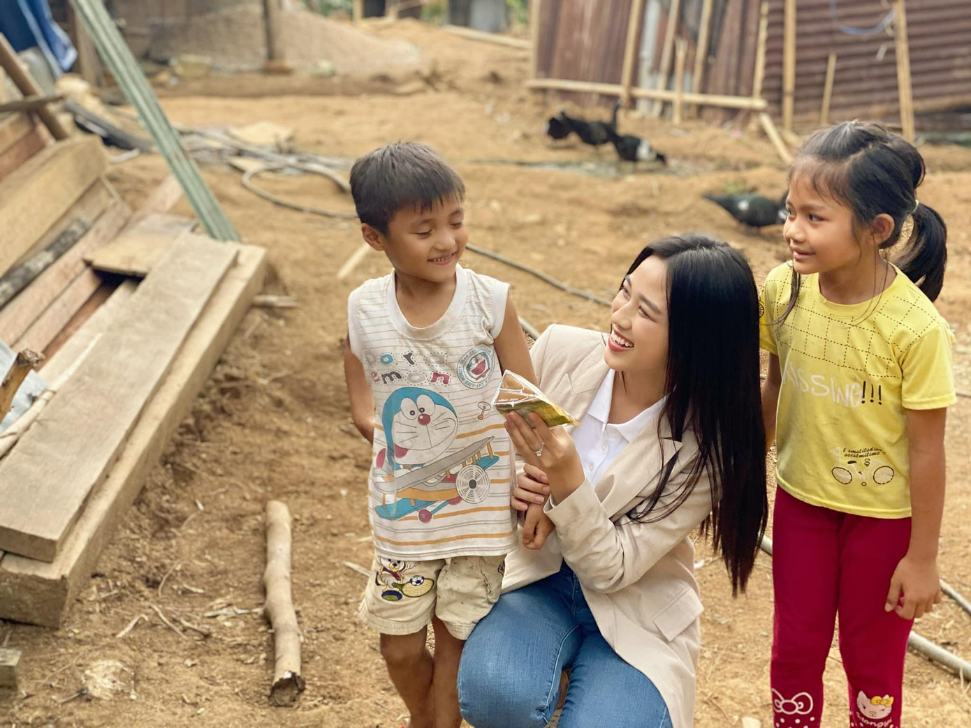 Đỗ Thị Hà rạng rỡ bên các em nhỏ trong lần trở lại Nam Trà My vào tháng 4/2021. Đỗ Thị Hà rạng rỡ bên các em nhỏ trong lần trở lại Nam Trà My vào tháng 4/2021.