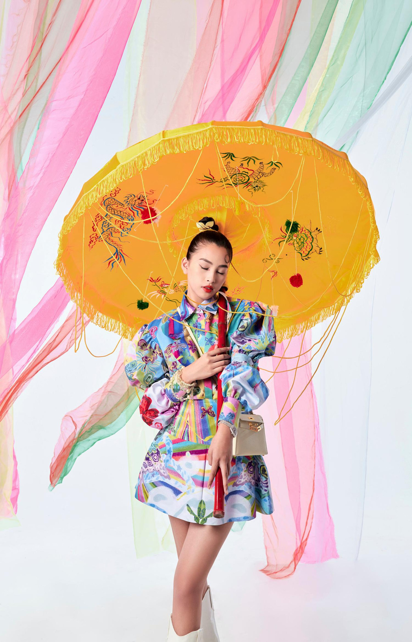 Liên tục hóa thân với nhiều phong cách khác nhau, Tiểu Vy được ví như một cô nàng 'tắc kè hoa' trong showbiz Việt.