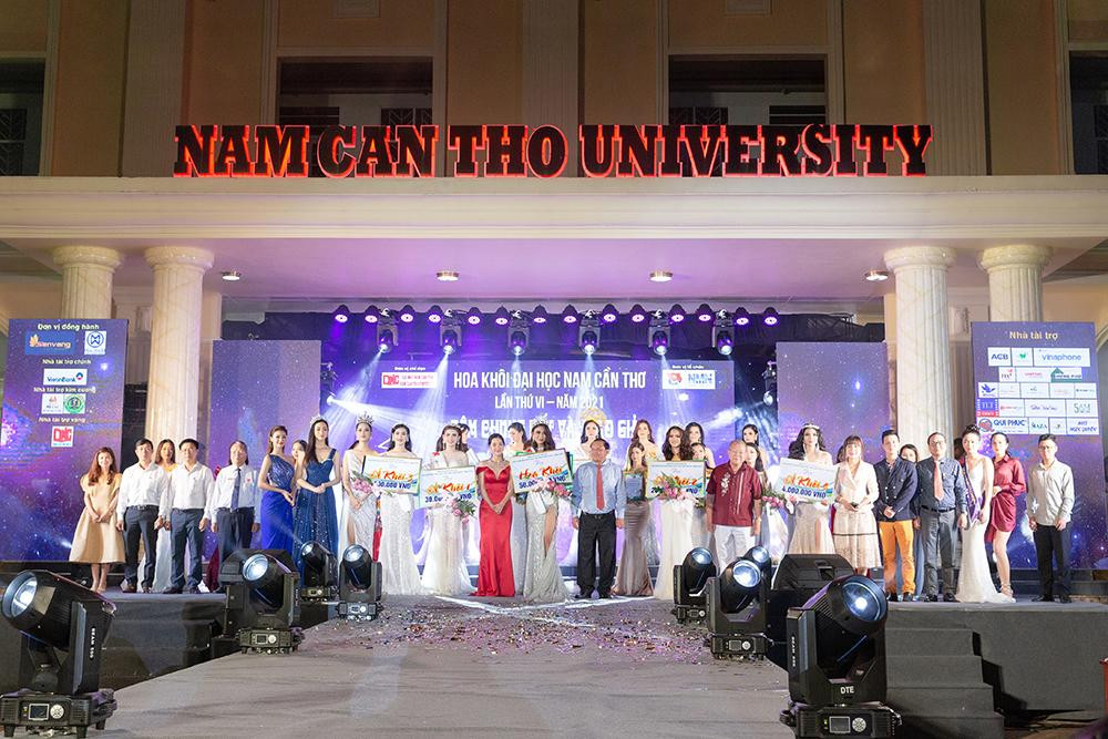 Cũng tại sự kiện tối qua, các giám khảo và BTC đã tìm ra những cô gái giành được những danh hiệu cao quý của cuộc thi Hoa khôi Đại học Nam Cần Thơ năm 2021. Cũng tại sự kiện tối qua, các giám khảo và BTC đã tìm ra những cô gái giành được những danh hiệu cao quý của cuộc thi Hoa khôi Đại học Nam Cần Thơ năm 2021.