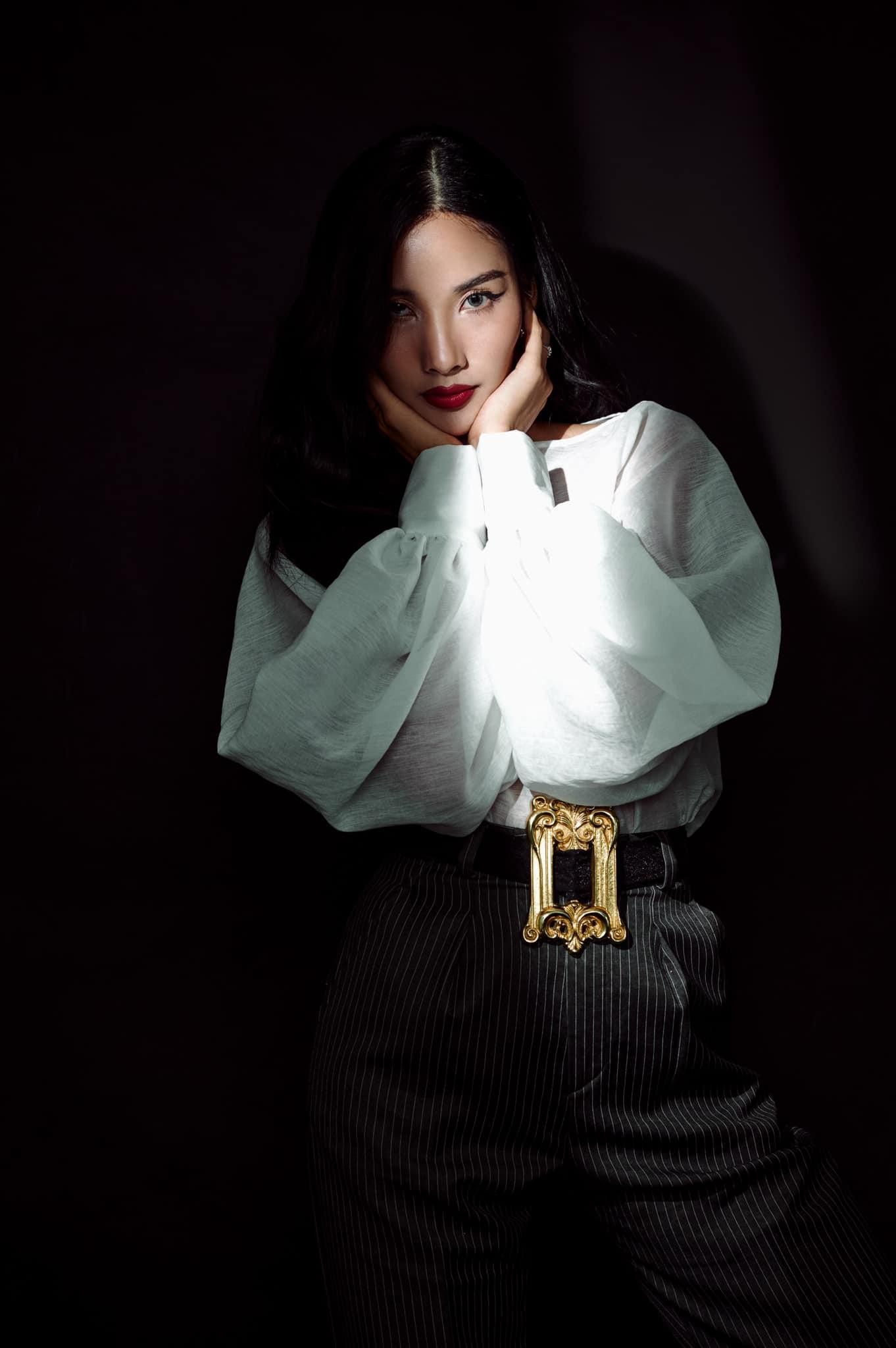 Á hậu Hoàng Thuỳ bí ẩn, kiêu sa với hai gam màu kinh điển đen-trắng trong bộ ảnh thời trang mới.