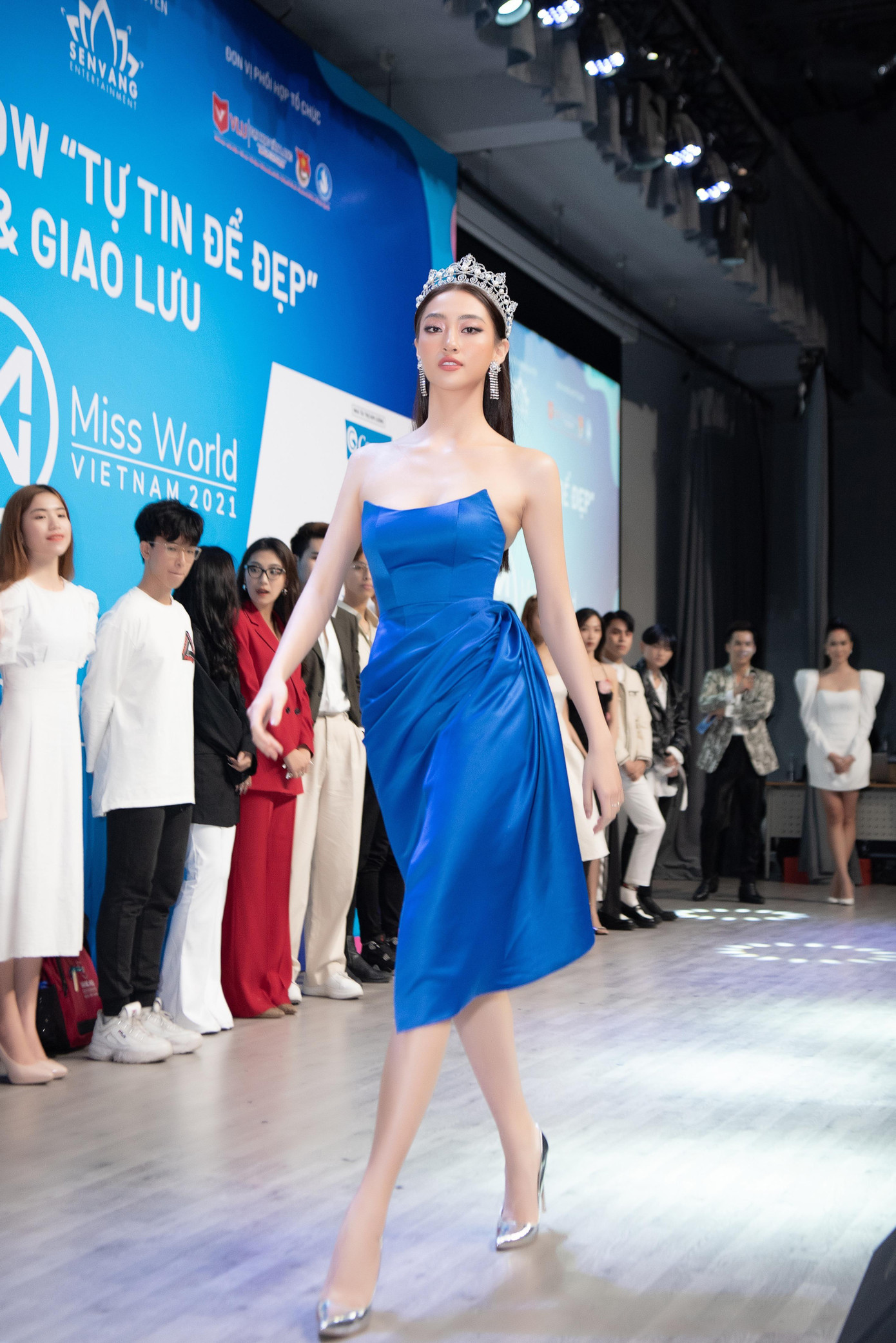 Hoa hậu Lương Thuỳ Linh thị phạm catwalk cho các thí sinh.