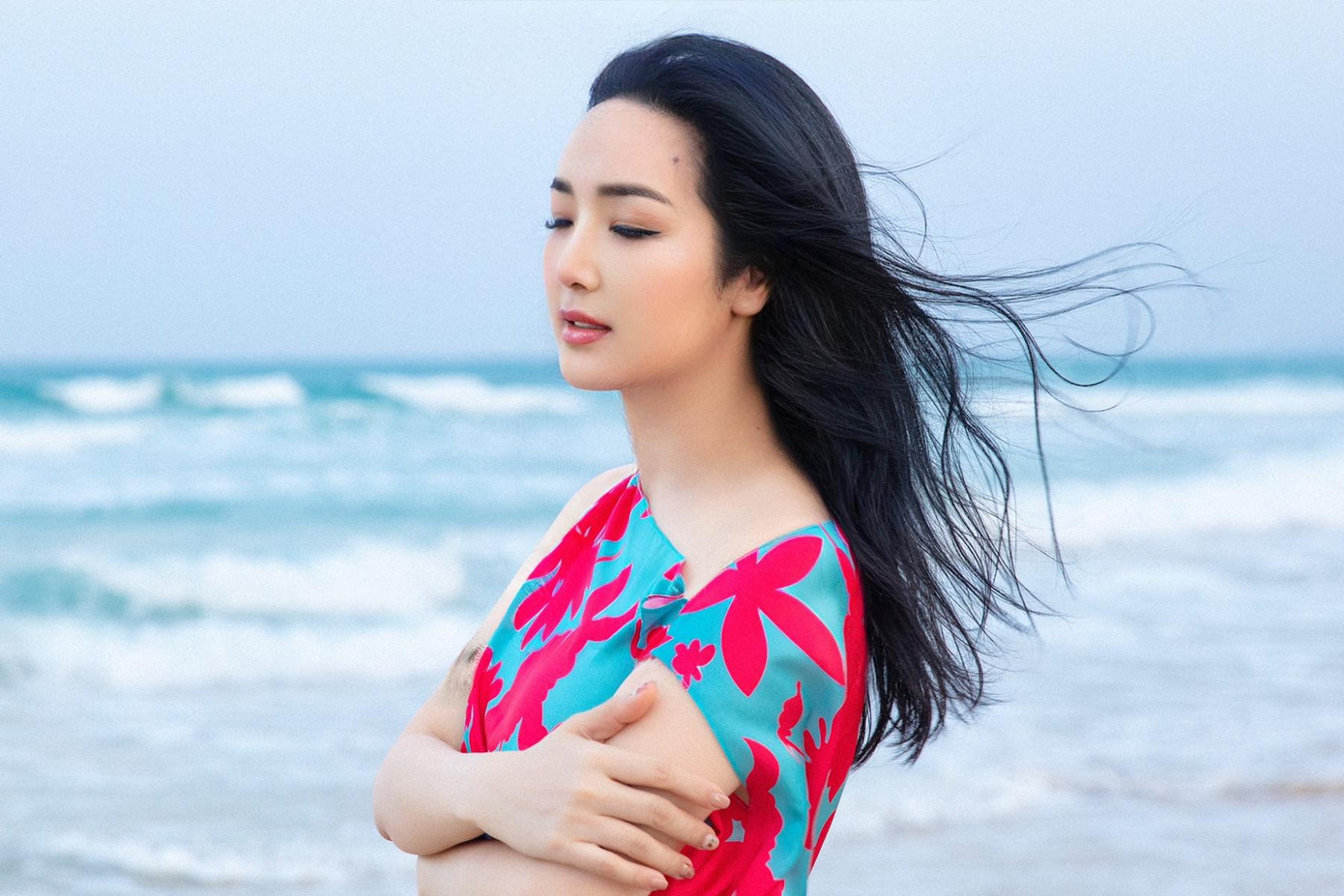 Hoa hậu Giáng My diện váy áo rực rỡ khoe vai trần quyến rũ trên biển.