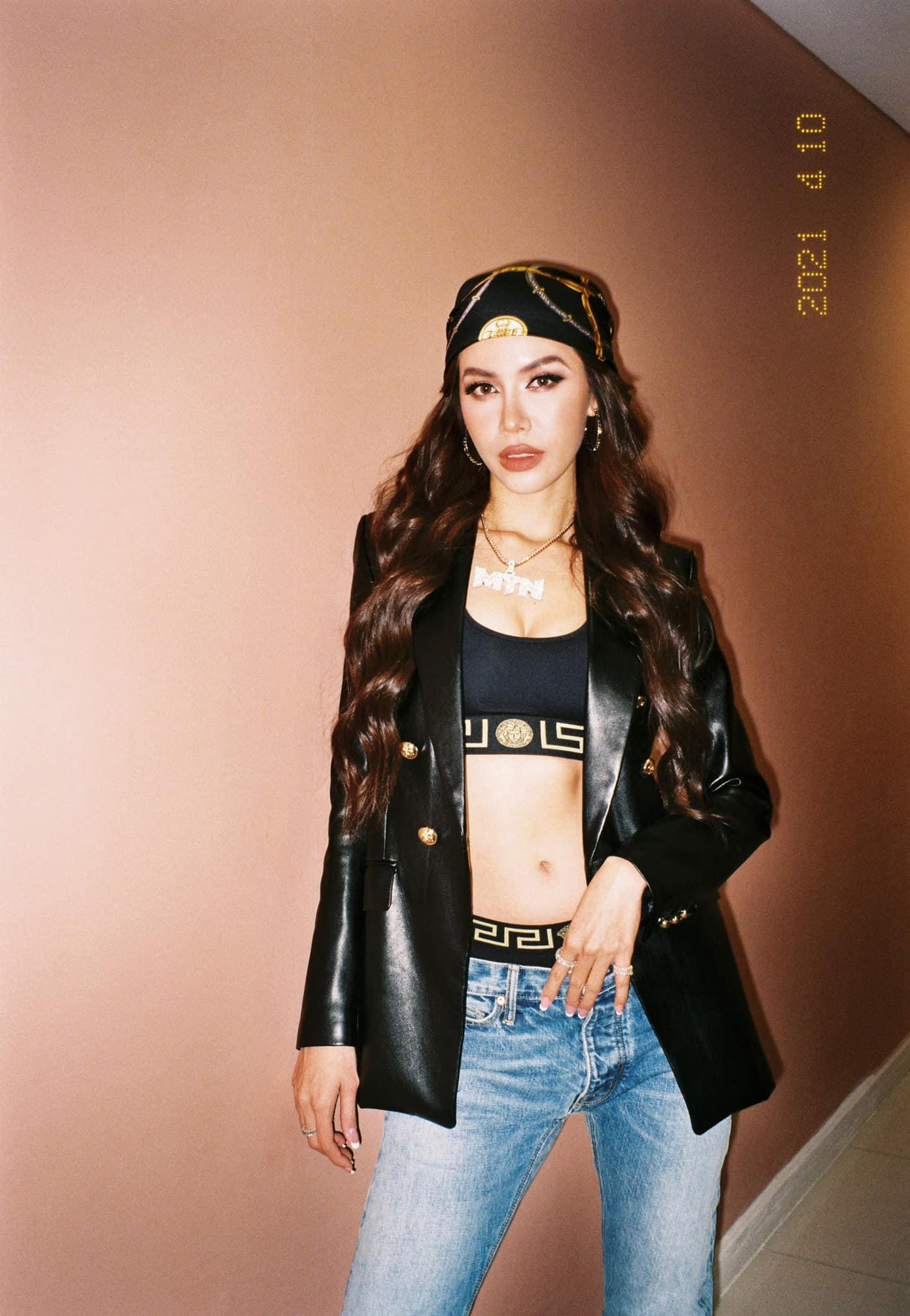 Người đẹp diện áo crop-top bé xíu khoe vòng eo săn chắc, nóng bỏng.