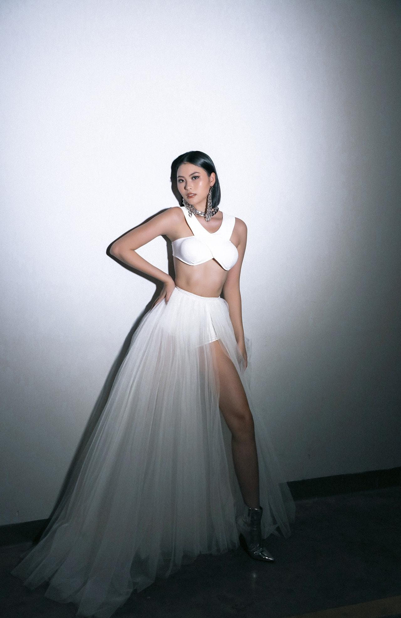 Người đẹp biển Đào Thị Hà diện váy áo táo bạo, khoe đường cong nóng bỏng.