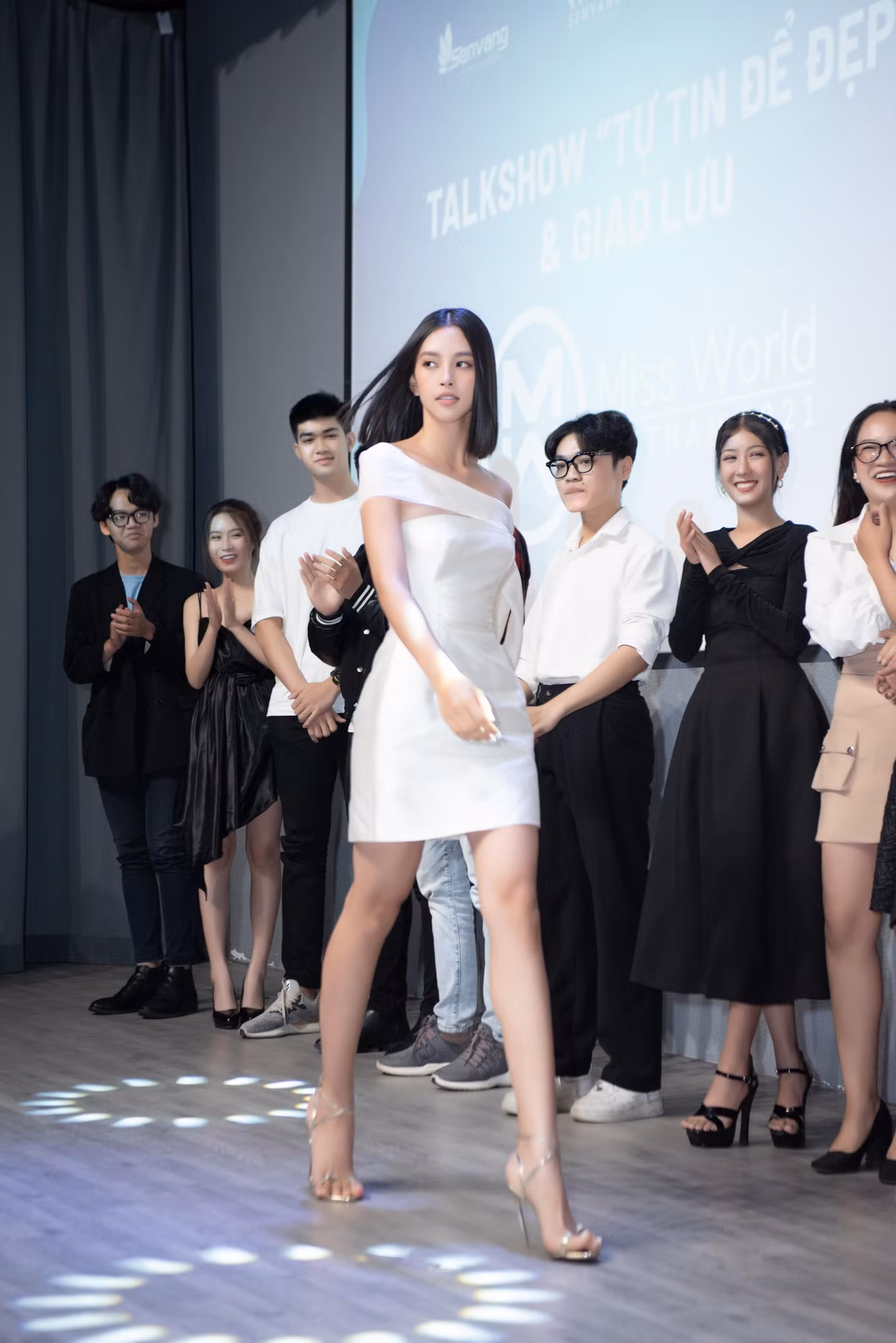 Hoa hậu Tiểu Vy cũng trồ tài catwalk khiến các bạn sinh viên 'trầm trồ'.