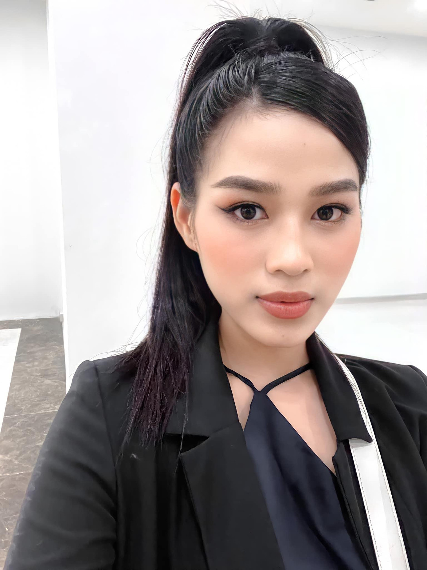 Trên trang cá nhân, Hoa hậu Đỗ Thị Hà khoe hình ảnh mới cực kỳ trẻ trung, duyên dáng với mái tóc đuôi ngựa. Cô chia sẻ: "Lâu rồi mới được diện kiểu tóc cột năng động, trẻ trung. Thấy yêu đời".