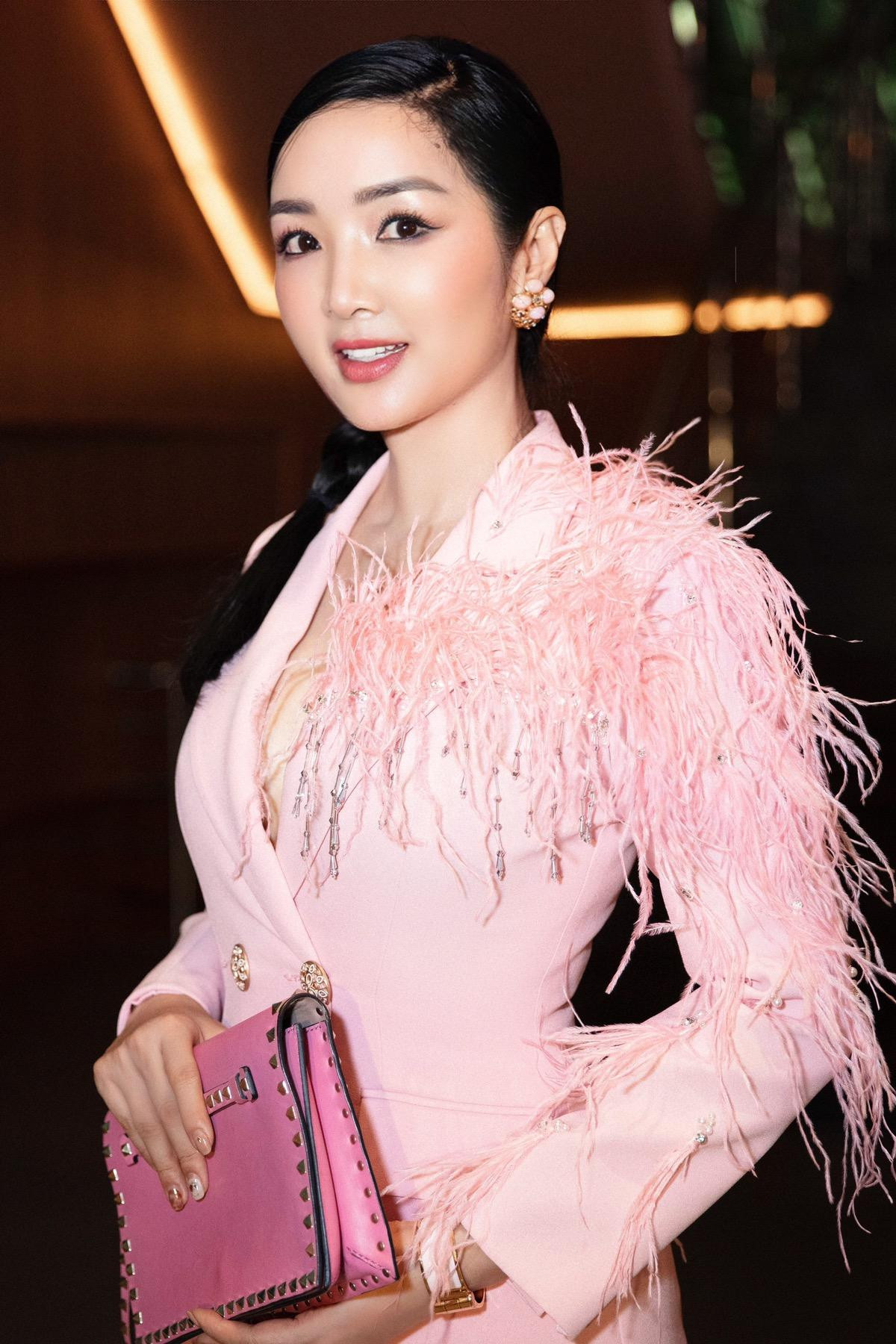 Hoa hậu Giáng My diện trang phục đính lông vũ cầu kỳ khi đi xem ca nhạc ở Đà Lạt.