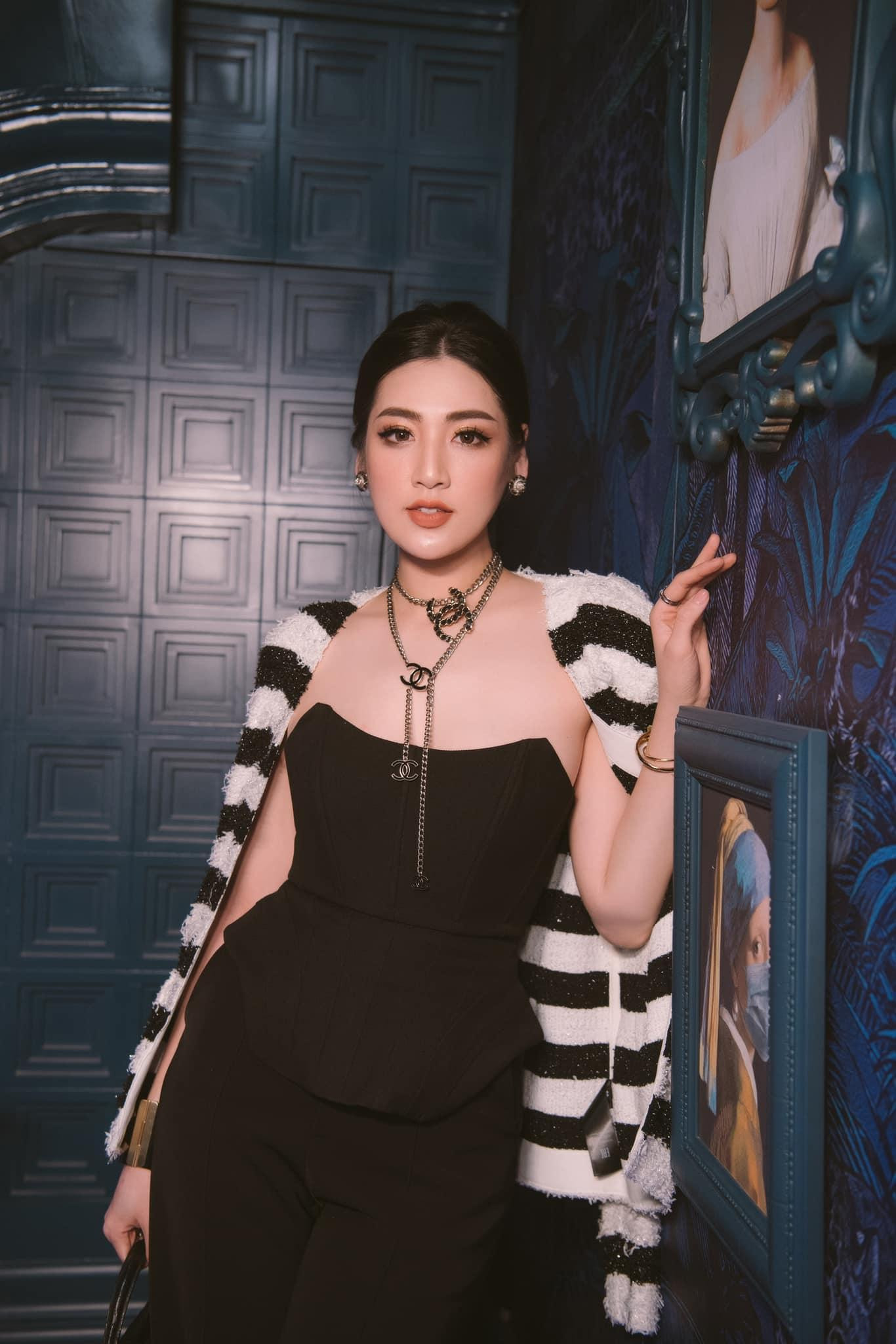 Á hậu Tú Anh sang chảnh và kiêu sa với set đồ tông màu đen-trắng kinh điển. Á hậu Tú Anh sang chảnh và kiêu sa với set đồ tông màu đen-trắng kinh điển.