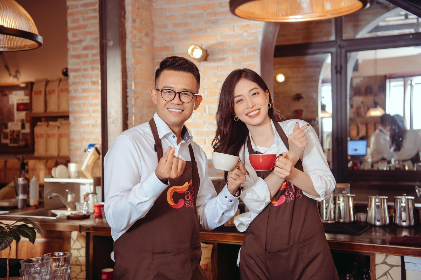 Á hậu Phương Nga và MC Đức Bảo cùng đảm nhận vai trò dẫn chương trình tại "Cafe sáng" trên kênh VTV3.