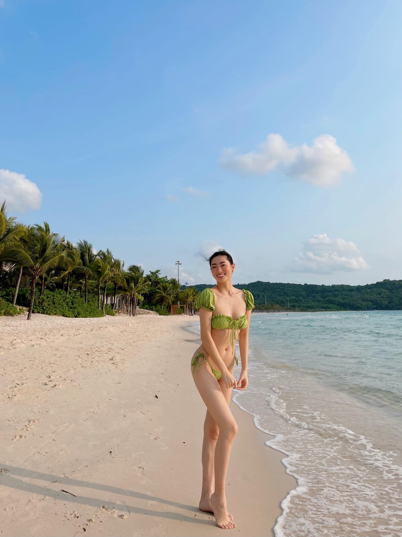 Hoa hậu Lương Thùy Linh diện bikini tông màu nõn chuối nổi bật đầy quyến rũ trên biển Phú Quốc.